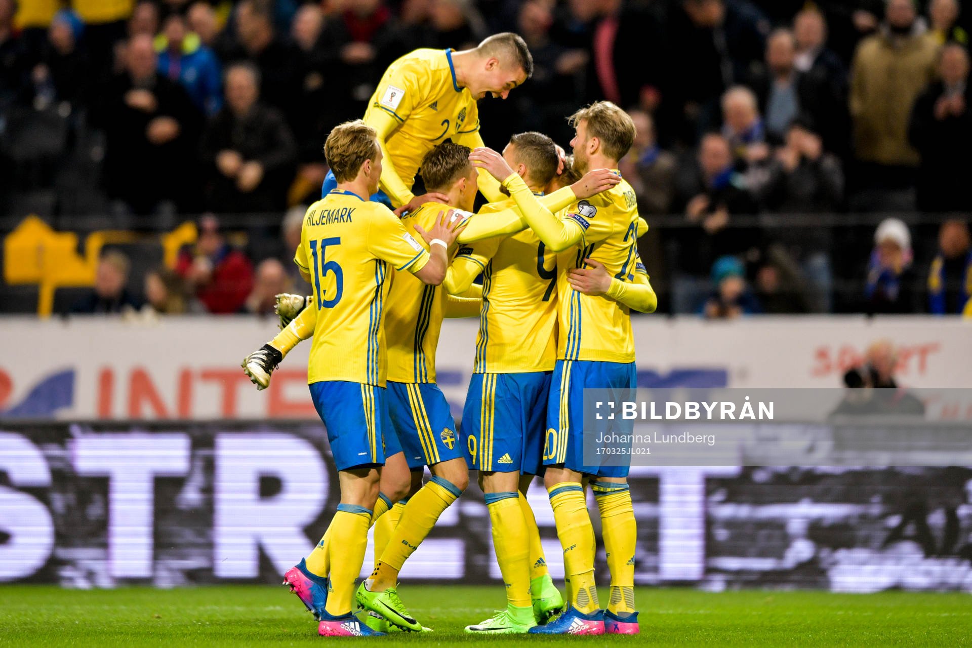 Sveriges Mikael Lustig hoppar upp och jublar med Emil