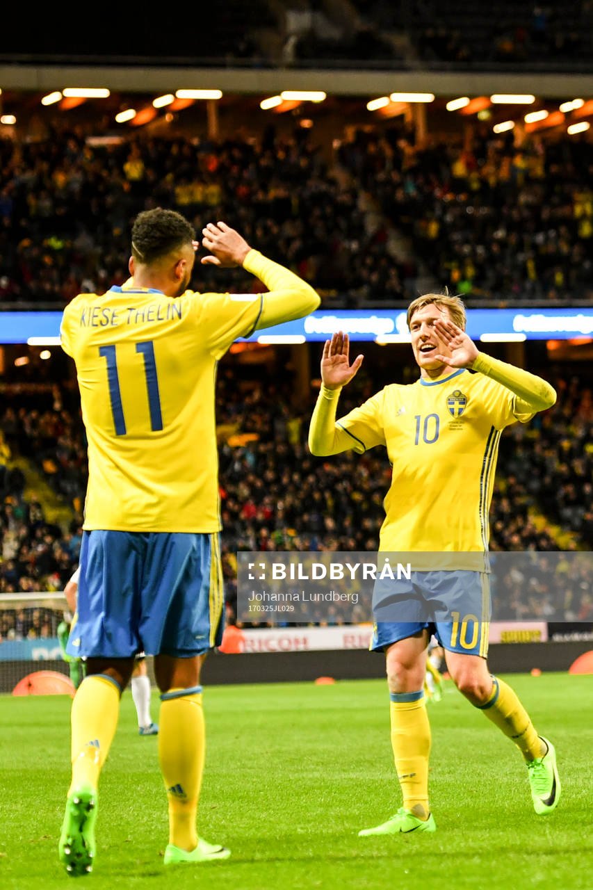 Sveriges Isaac Kiese Thelin jublar med Emil Forsberg