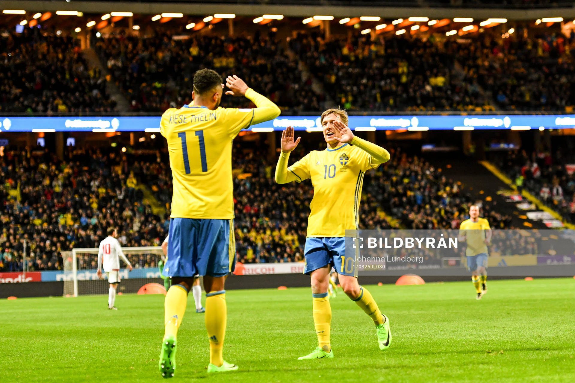 Sveriges Isaac Kiese Thelin jublar med Emil Forsberg