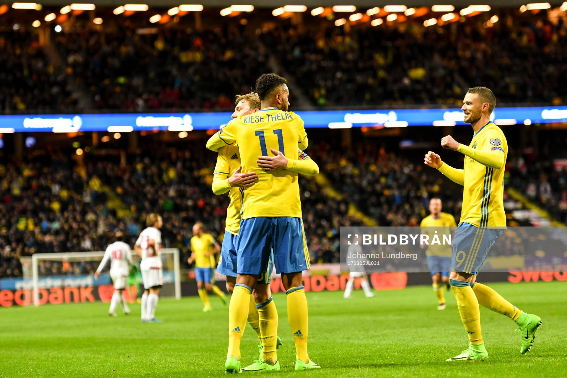 Sveriges Isaac Kiese Thelin jublar med Emil Forsberg och