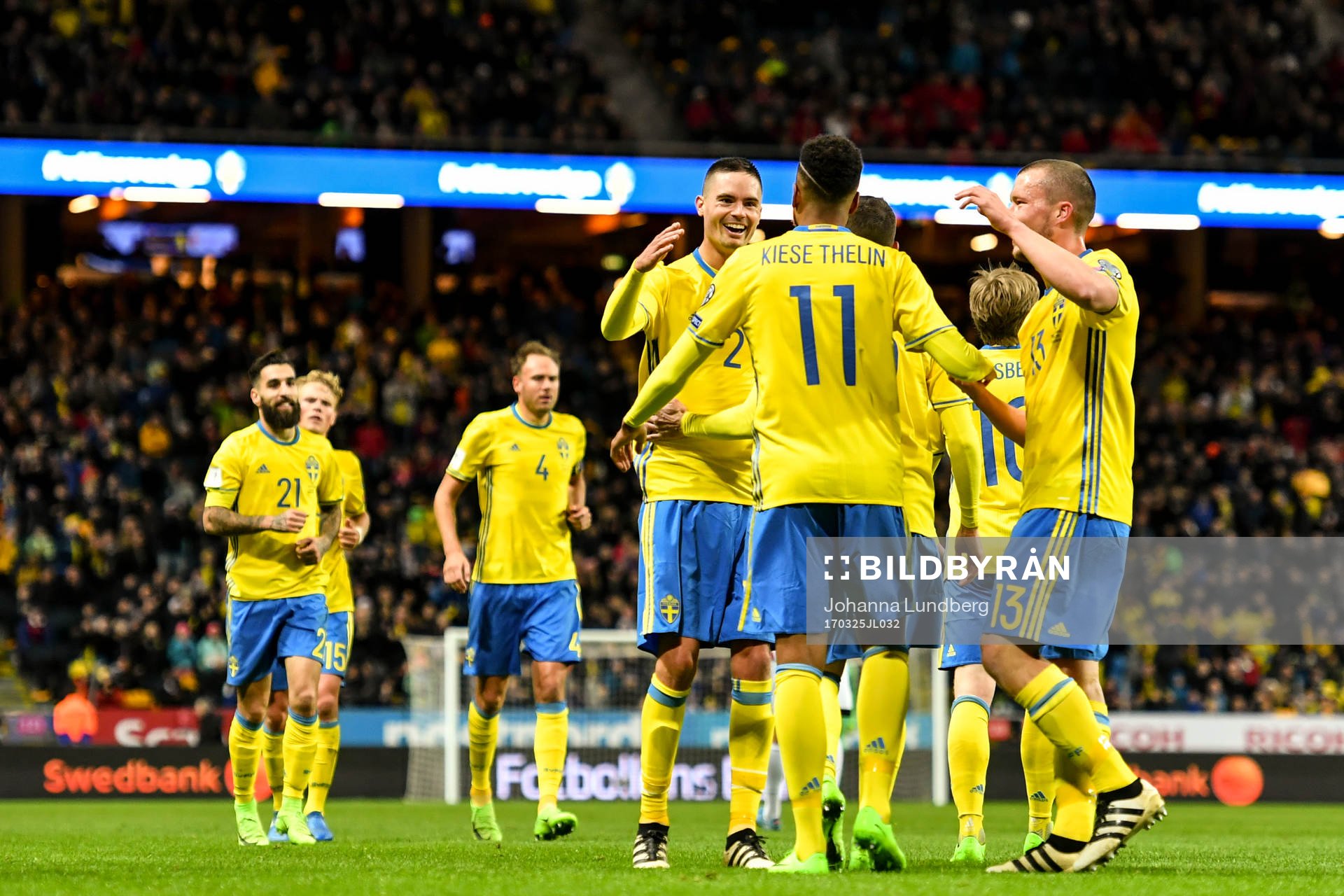 Sveriges Isaac Kiese Thelin jublar med Mikael Lustig och
