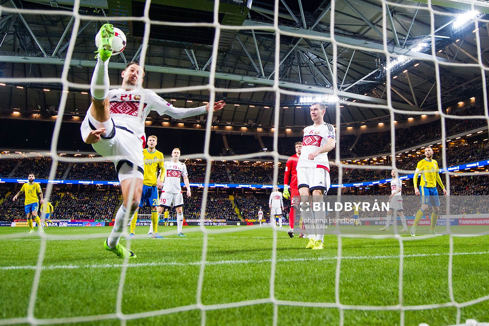 Belarus Yegor Filipenko försöker rädda 3-0 av Sveriges