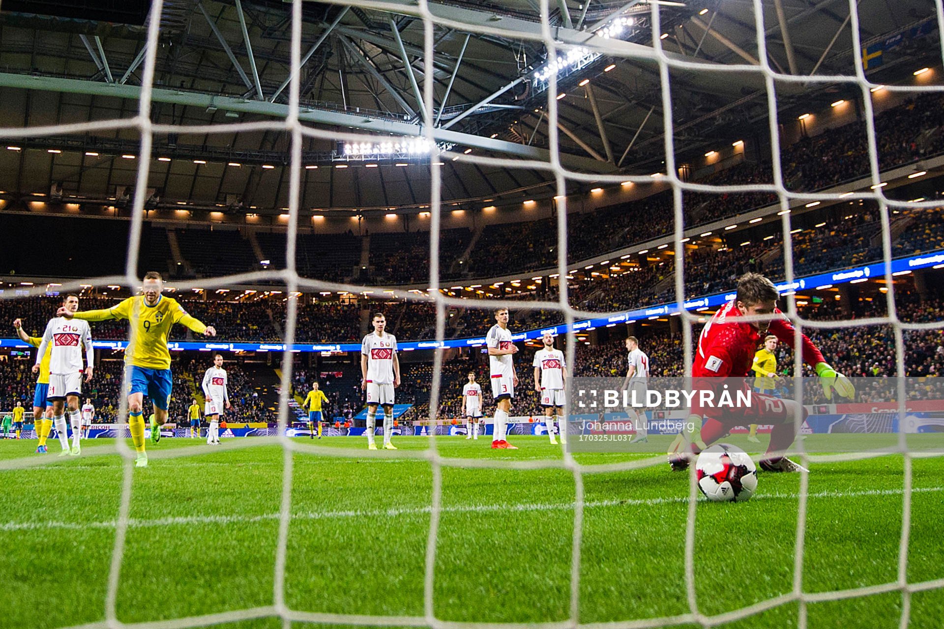 Sveriges Emil Forsberg gör 2-0 bakom Belarus målvakt