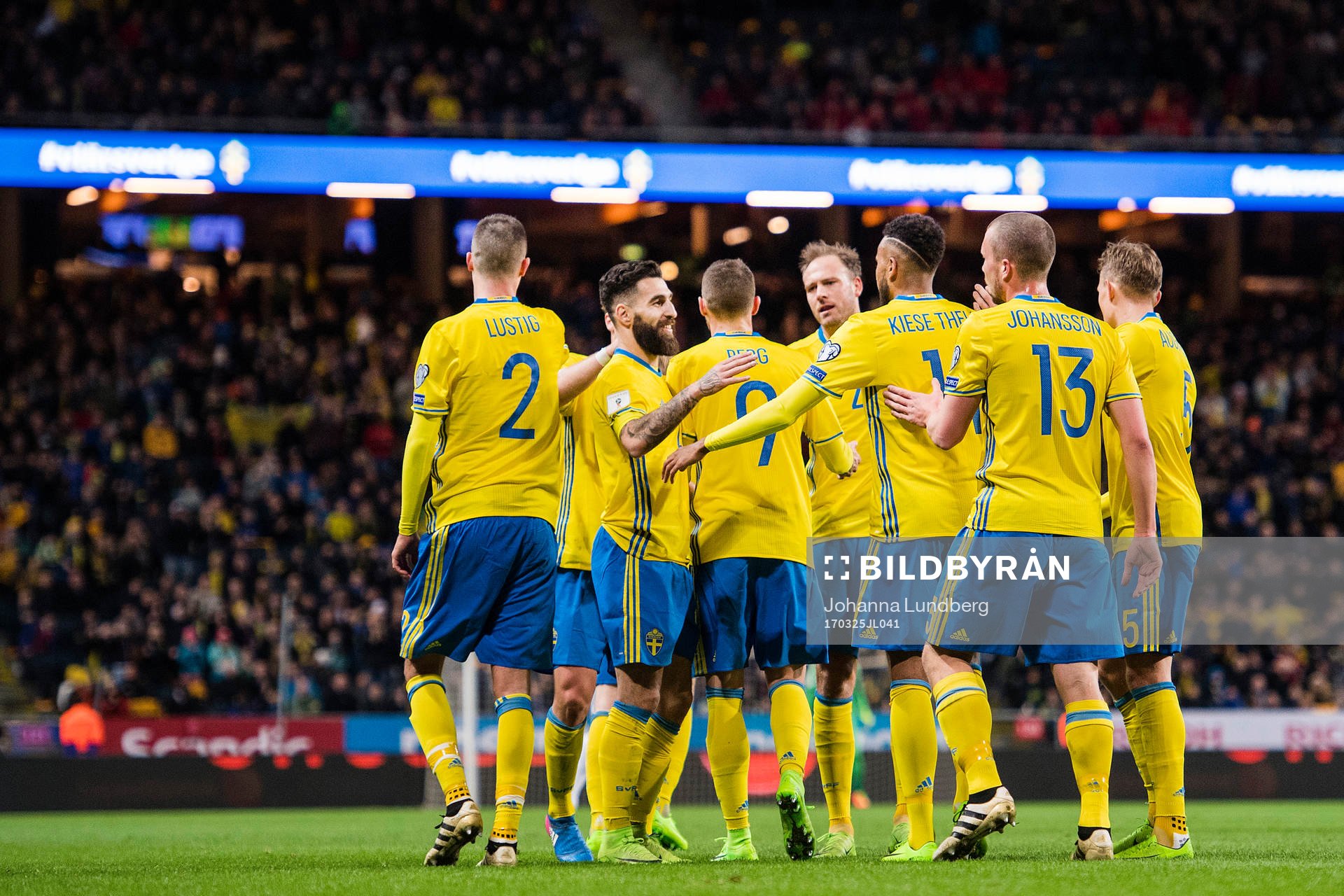 Sveriges Mikael Lustig, Jimmy Durmaz, Marcus Berg, Andreas Granqvist, Jakob Johansson och Ludwig Augustinsson jublar efter att Isaac Kiese Thelin gjort 4-0 under fotbollsmatchen i VM-kvalet mellan Sverige och Belarus den 25 mars 2017 i Stockholm.