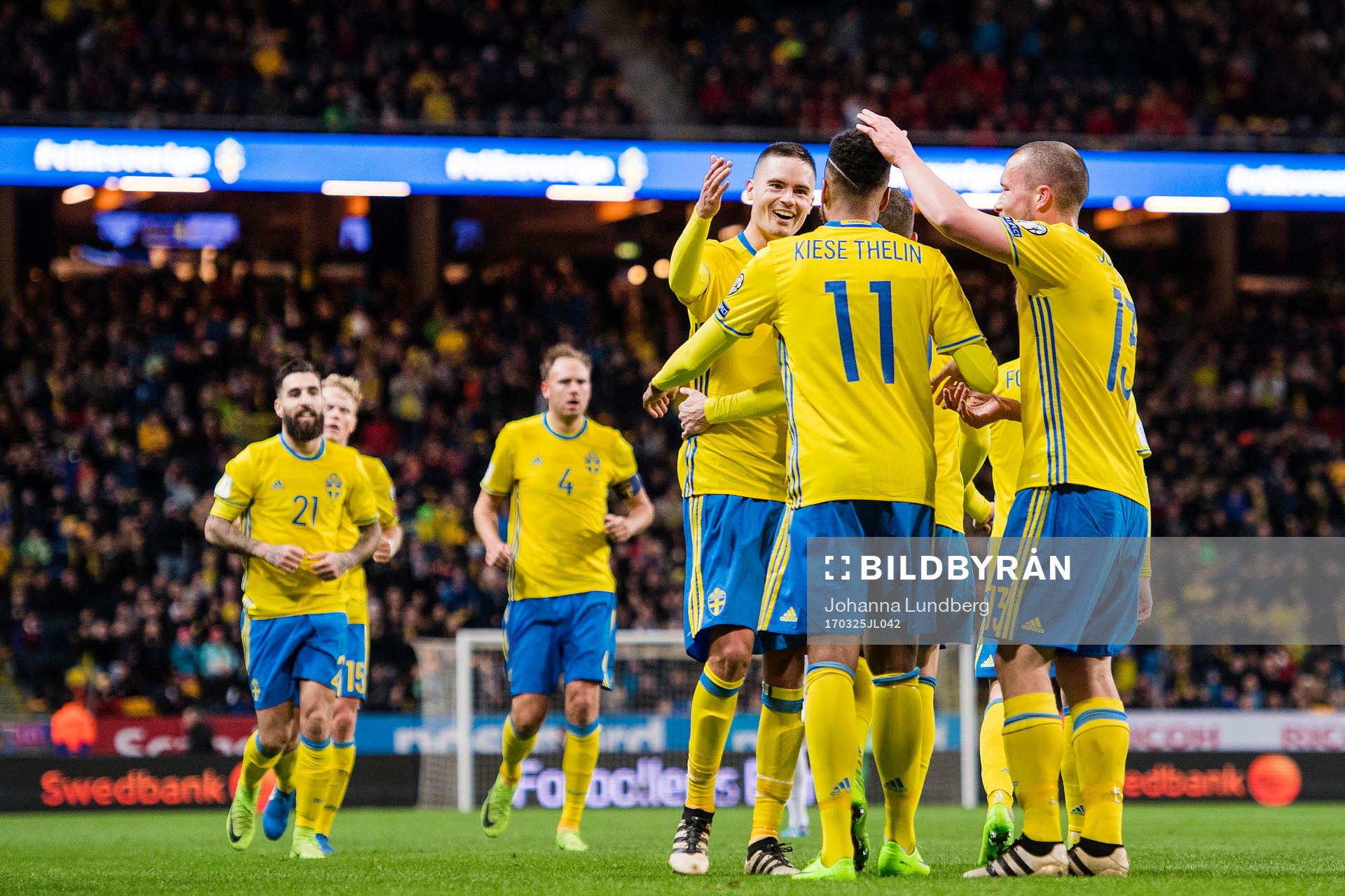 Sveriges Jimmy Durmaz, Andreas Granqvist, Mikael Lustig och Jakob Johansson jublar efter att Isaac Kiese Thelin gjort 4-0 under fotbollsmatchen i VM-kvalet mellan Sverige och Belarus den 25 mars 2017 i Stockholm.