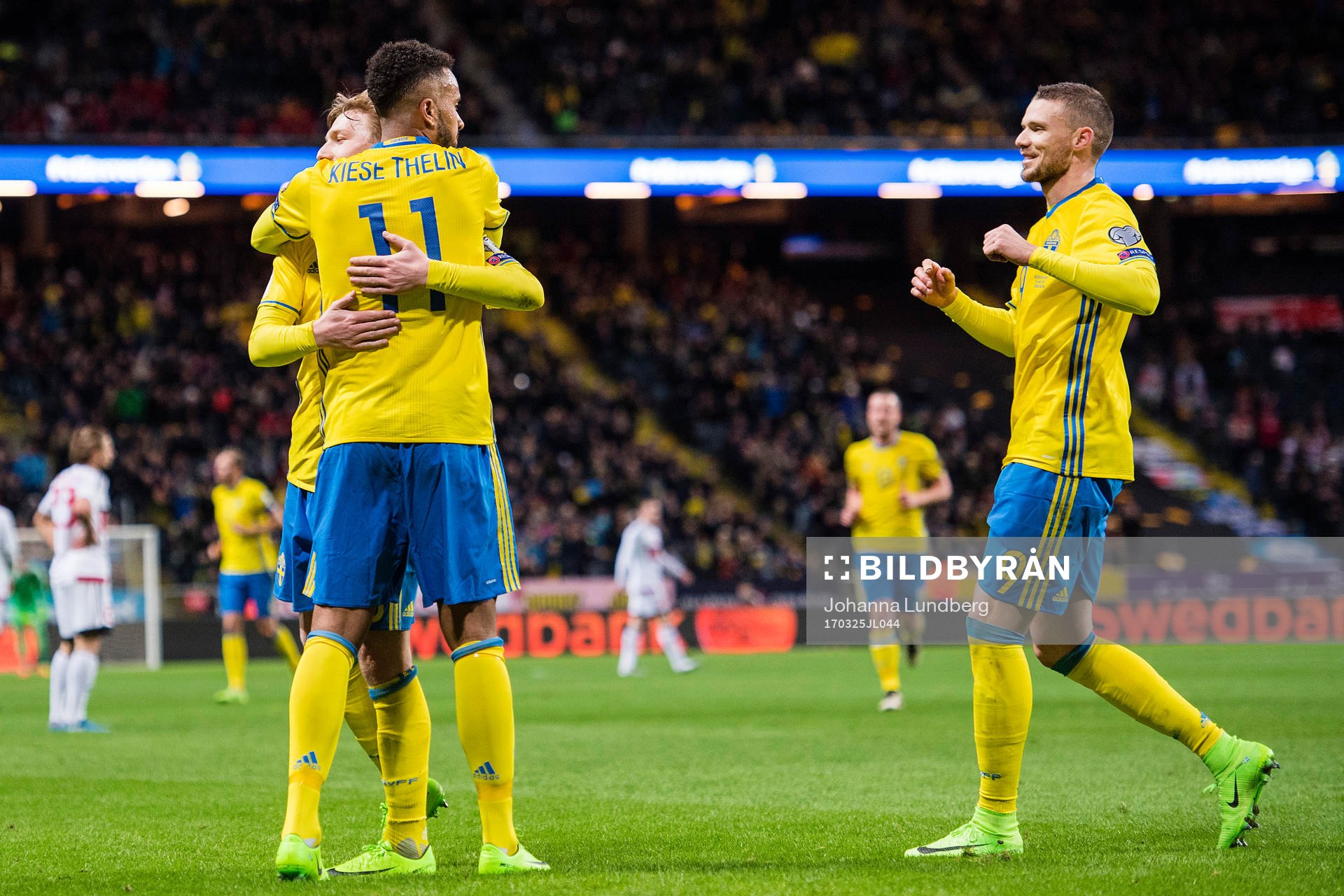 Sveriges Emil Forsberg och Marcus Berg jublar