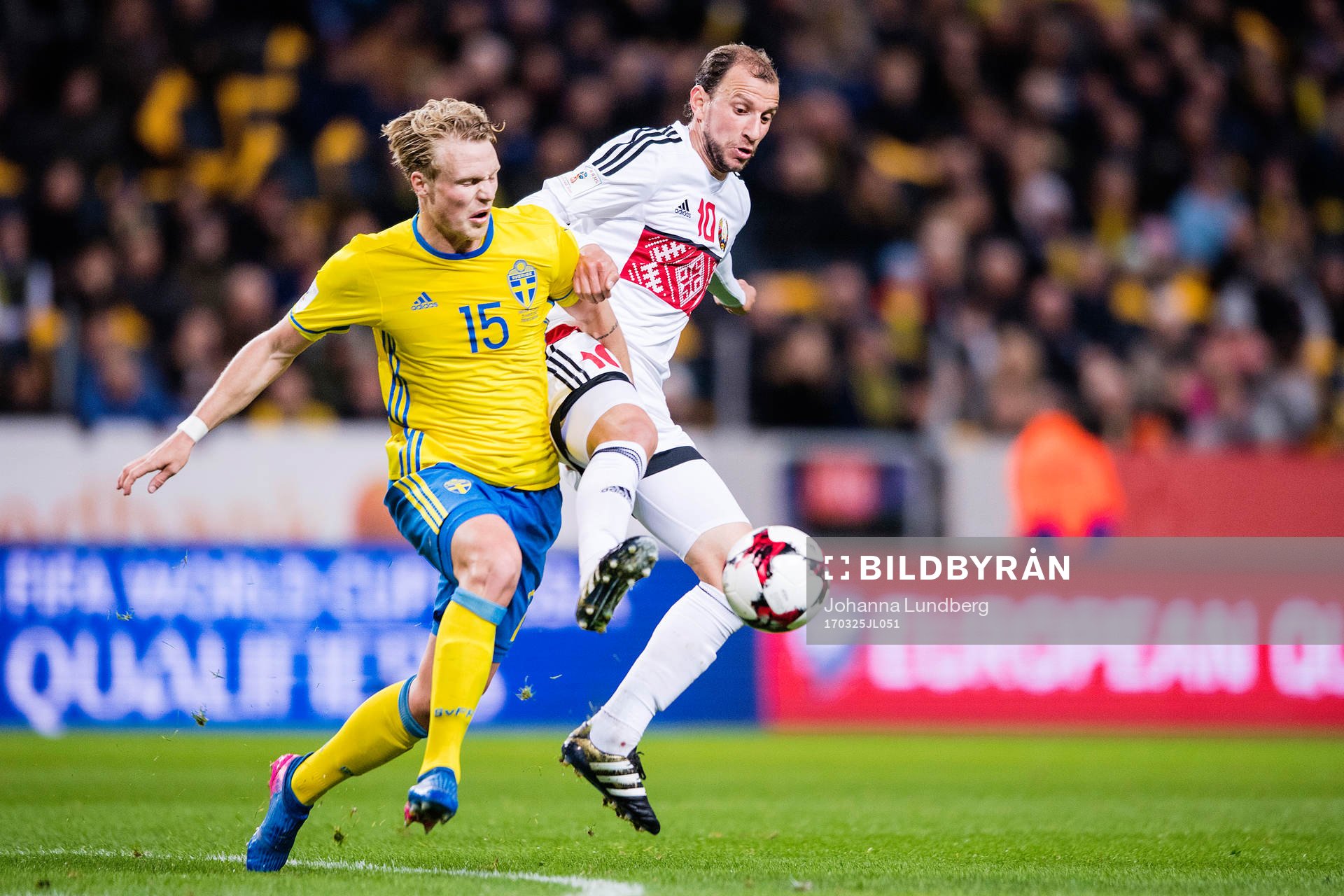 Sveriges Oscar Hiljemark och Belarus Renan Bressan