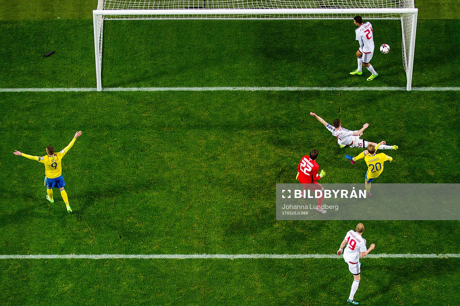 Sveriges Marcus Berg jublar efter att han har gjort 3-0 bakom Belarus målvakt Andrei Gorbunov under fotbollsmatchen i VM-kvalet mellan Sverige och Belarus den 25 mars 2017 i Stockholm.