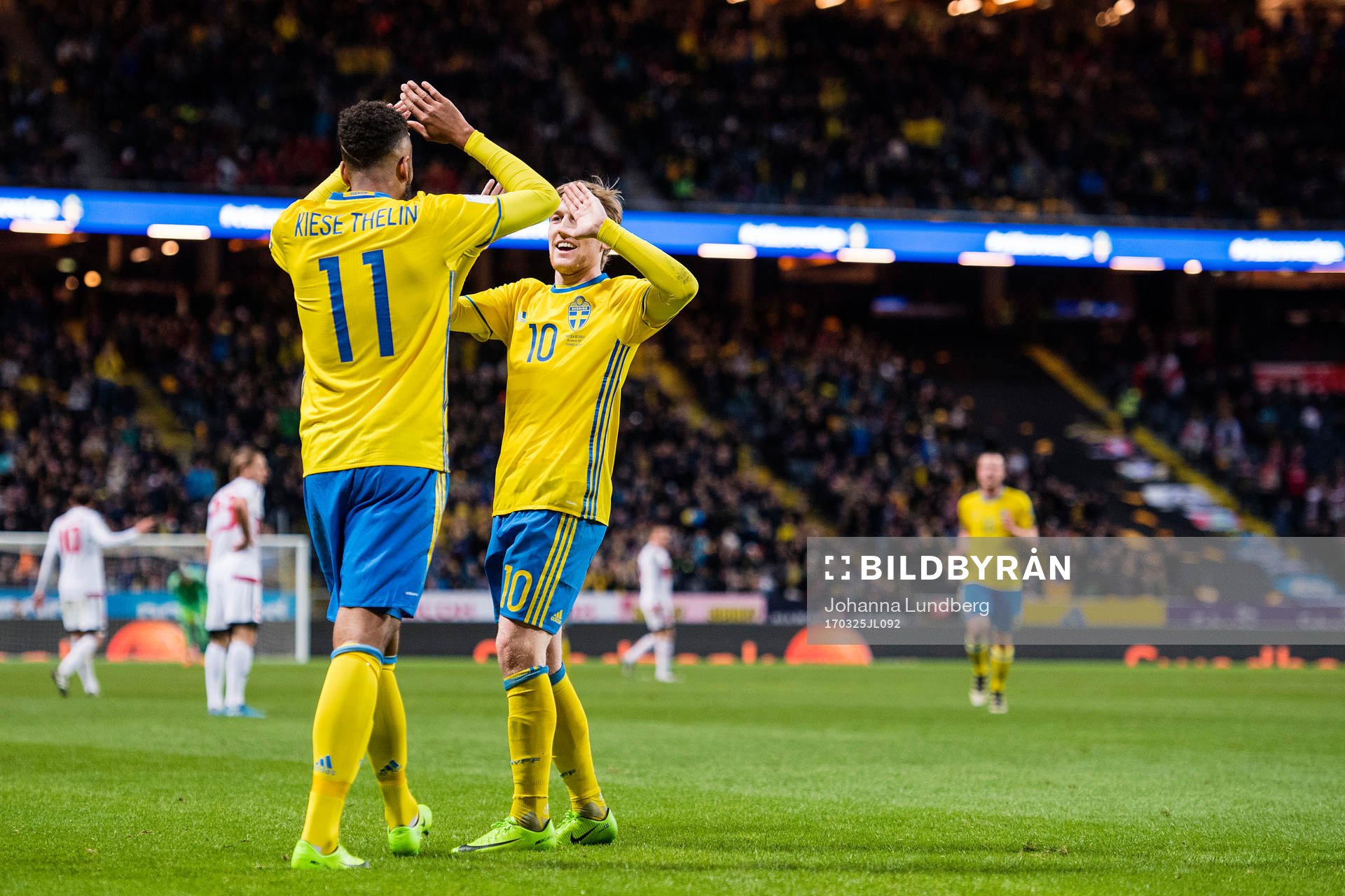 Sveriges Isaac Kiese Thelin och Emil Forsberg jublar efter att Isaac Kiese Thelin gjort 4-0 under fotbollsmatchen i VM-kvalet mellan Sverige och Belarus den 25 mars 2017 i Stockholm.