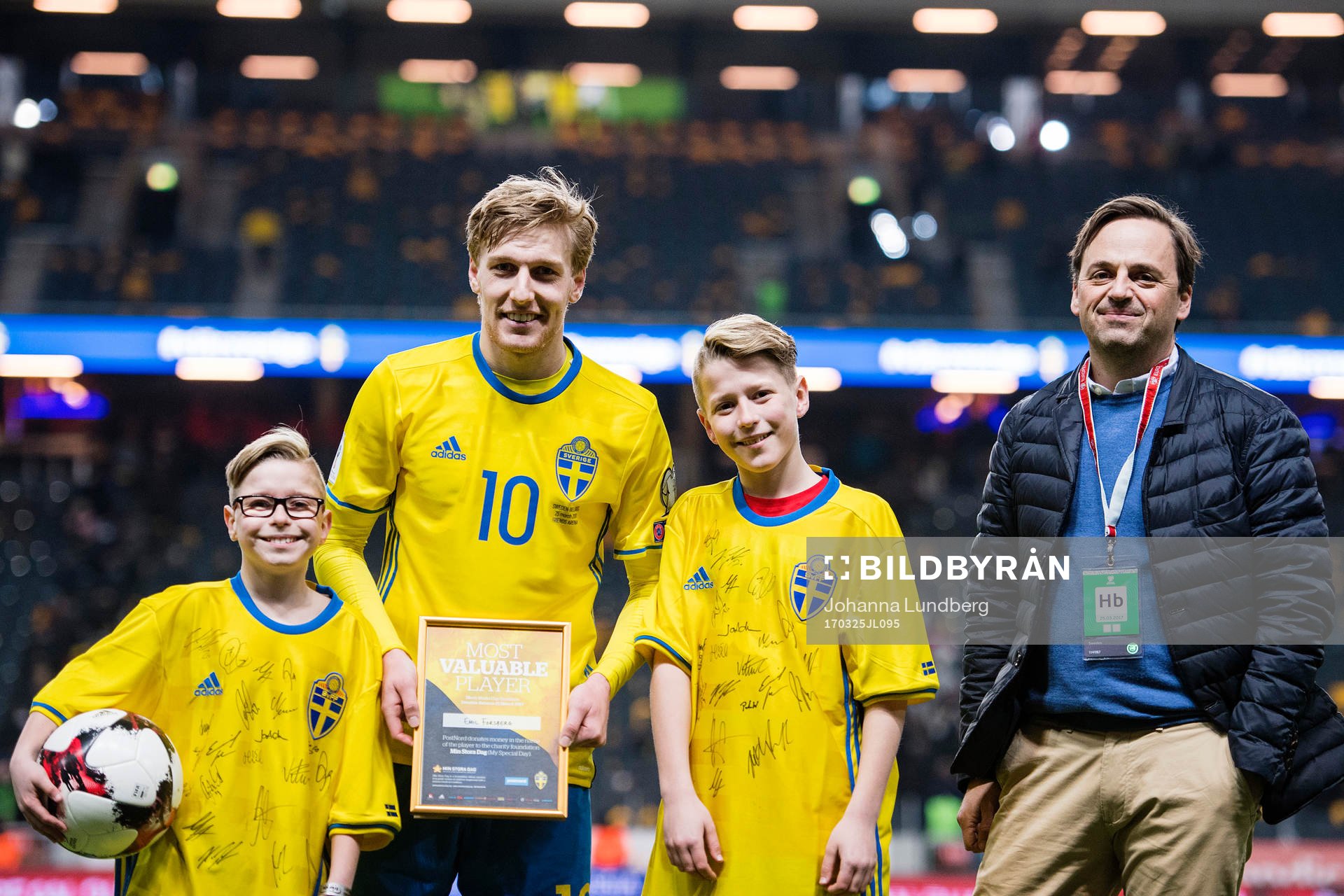 Magnus Magnusson och Elias Magnusson från min stora dag samt Per Ljungberg från postnord delar ut pris för matchens lirare till Sveriges Emil Forsberg under fotbollsmatchen i VM-kvalet mellan Sverige och Belarus den 25 mars 2017 i Stockholm.