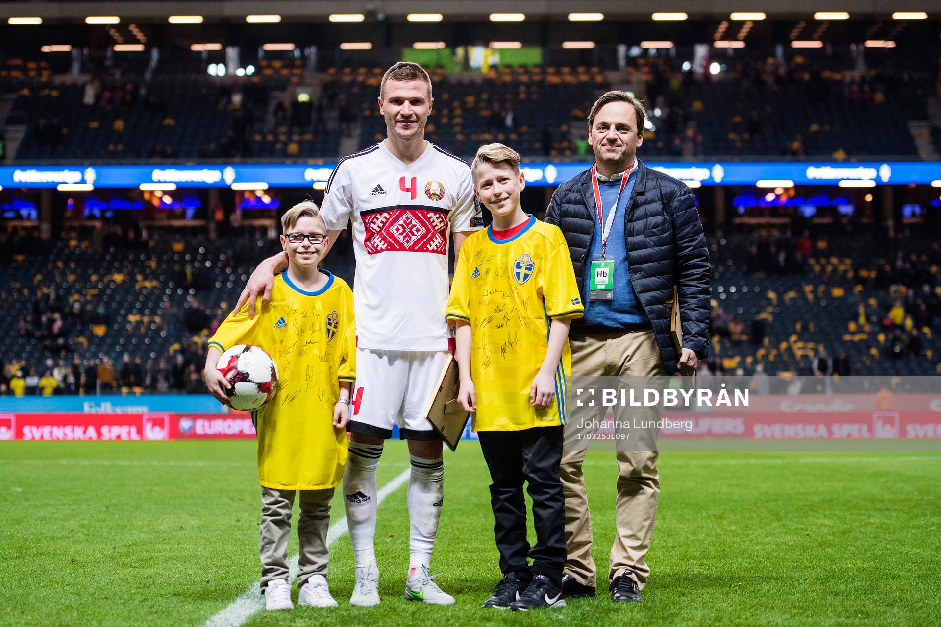 Magnus Magnusson och Elias Magnusson från min stora dag samt Per Ljungberg från postnord delar ut pris för matchens lirare till Belarus Igor Shitov under fotbollsmatchen i VM-kvalet mellan Sverige och Belarus den 25 mars 2017 i Stockholm.