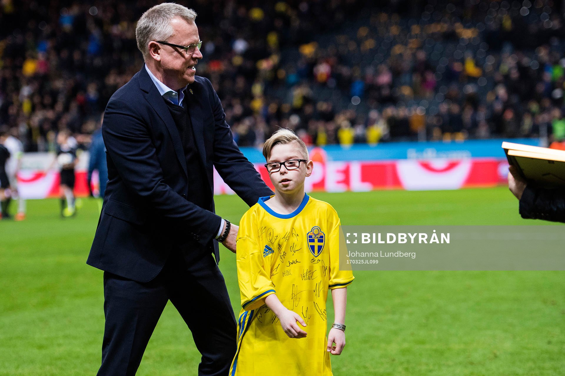 Oscar Magnusson från min stora dag får en kram av Sveriges förbundskapten Janne Andersson under fotbollsmatchen i VM-kvalet mellan Sverige och Belarus den 25 mars 2017 i Stockholm.