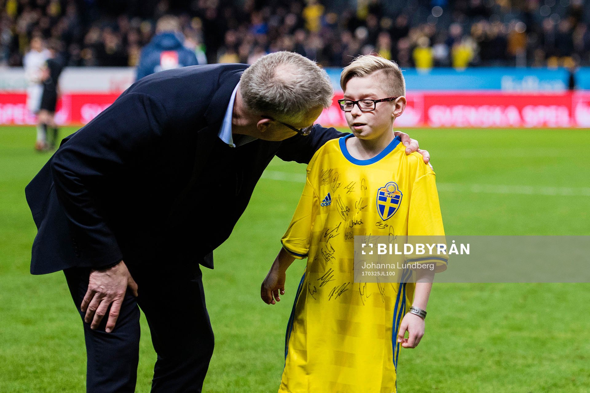 Oscar Magnusson från min stora dag får en kram av Sveriges förbundskapten Janne Andersson under fotbollsmatchen i VM-kvalet mellan Sverige och Belarus den 25 mars 2017 i Stockholm.