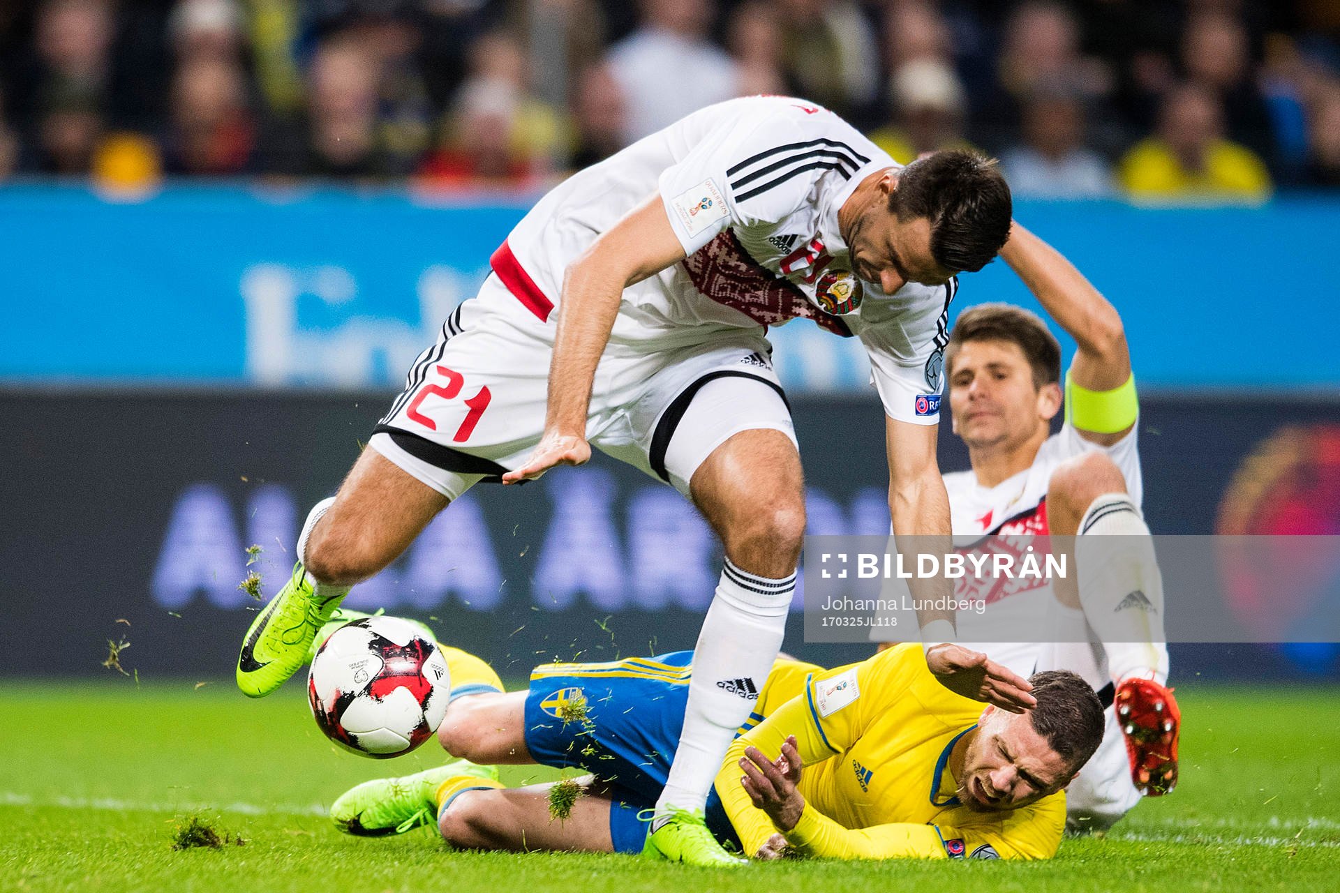 Sveriges Marcus Berg fälls av Belarus Yegor Filipenko