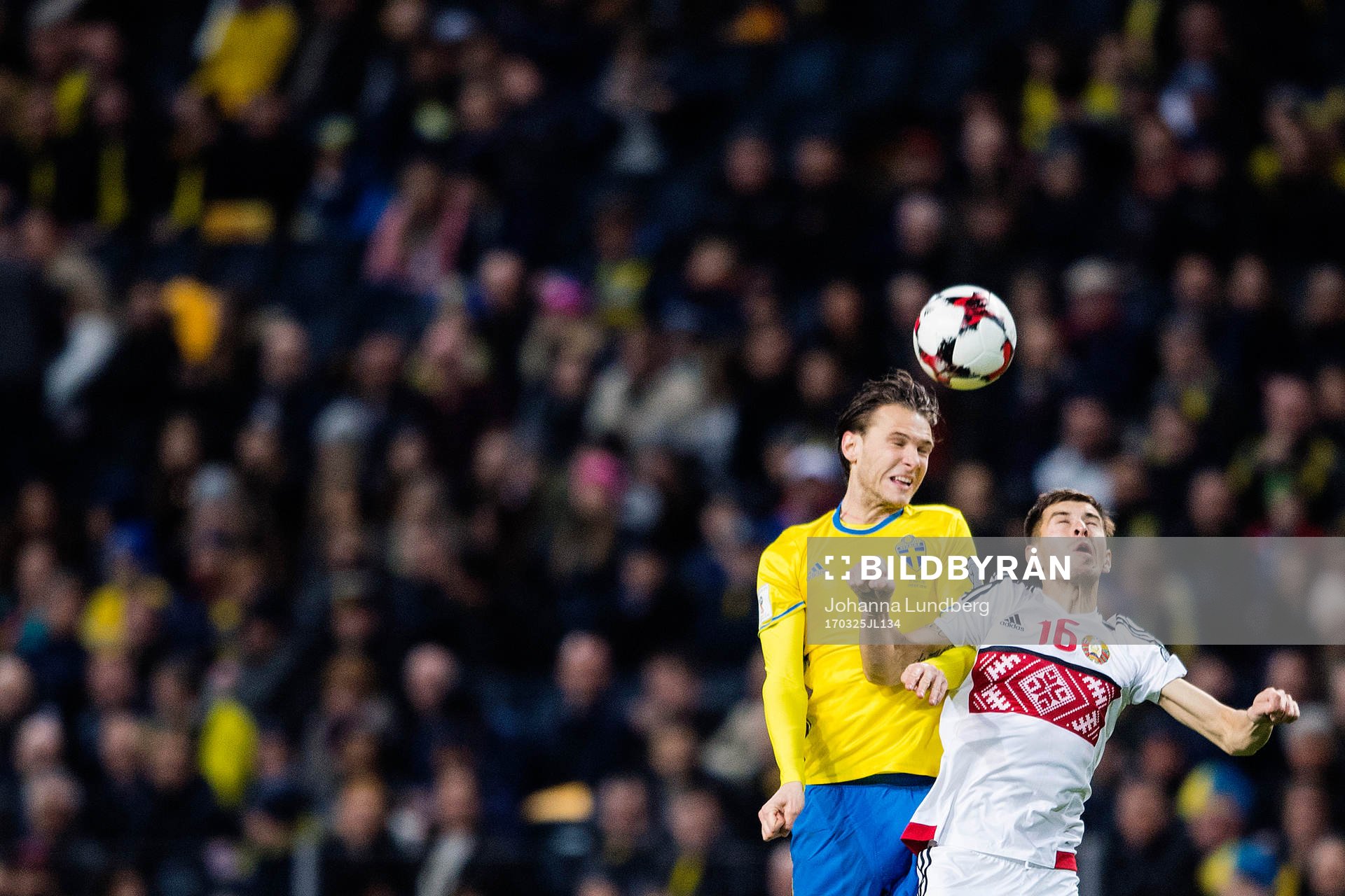 Sveriges Albin Ekdal och Belarus Aleksei Rios