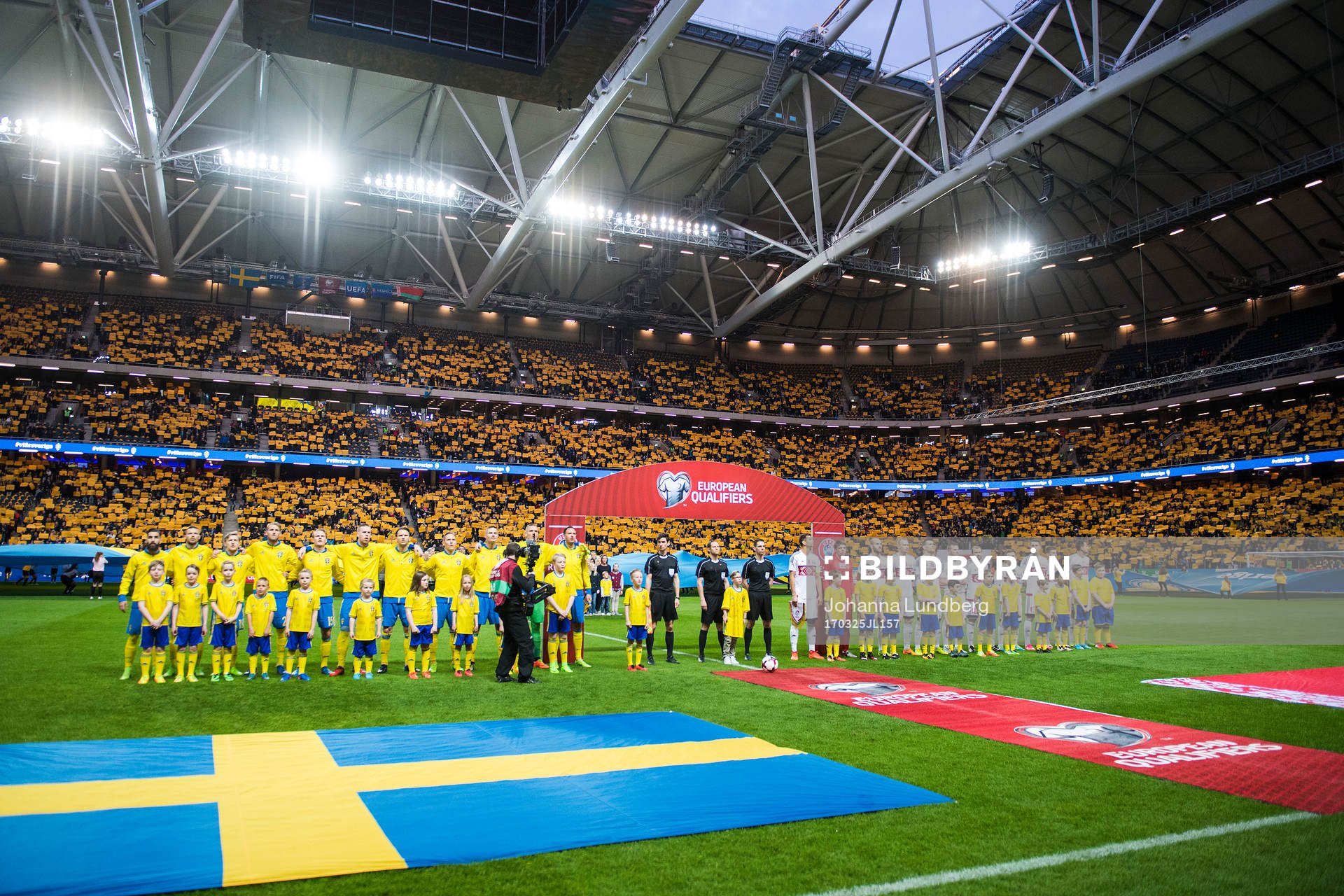 Sverige och Belarus spelare framför ett tifo