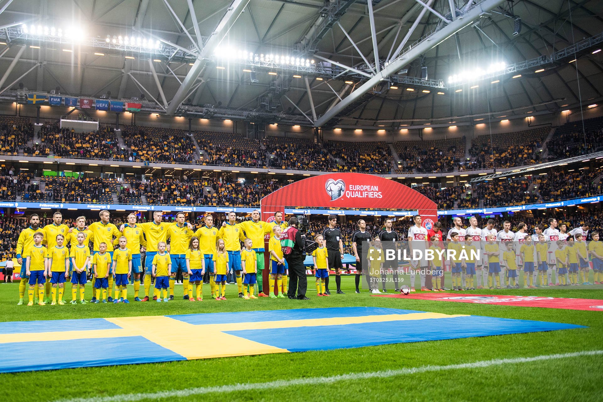 Sverige och Belarus spelare står uppställda för nationalsången under fotbollsmatchen i VM-kvalet mellan Sverige och Belarus den 25 mars 2017 i Stockholm.