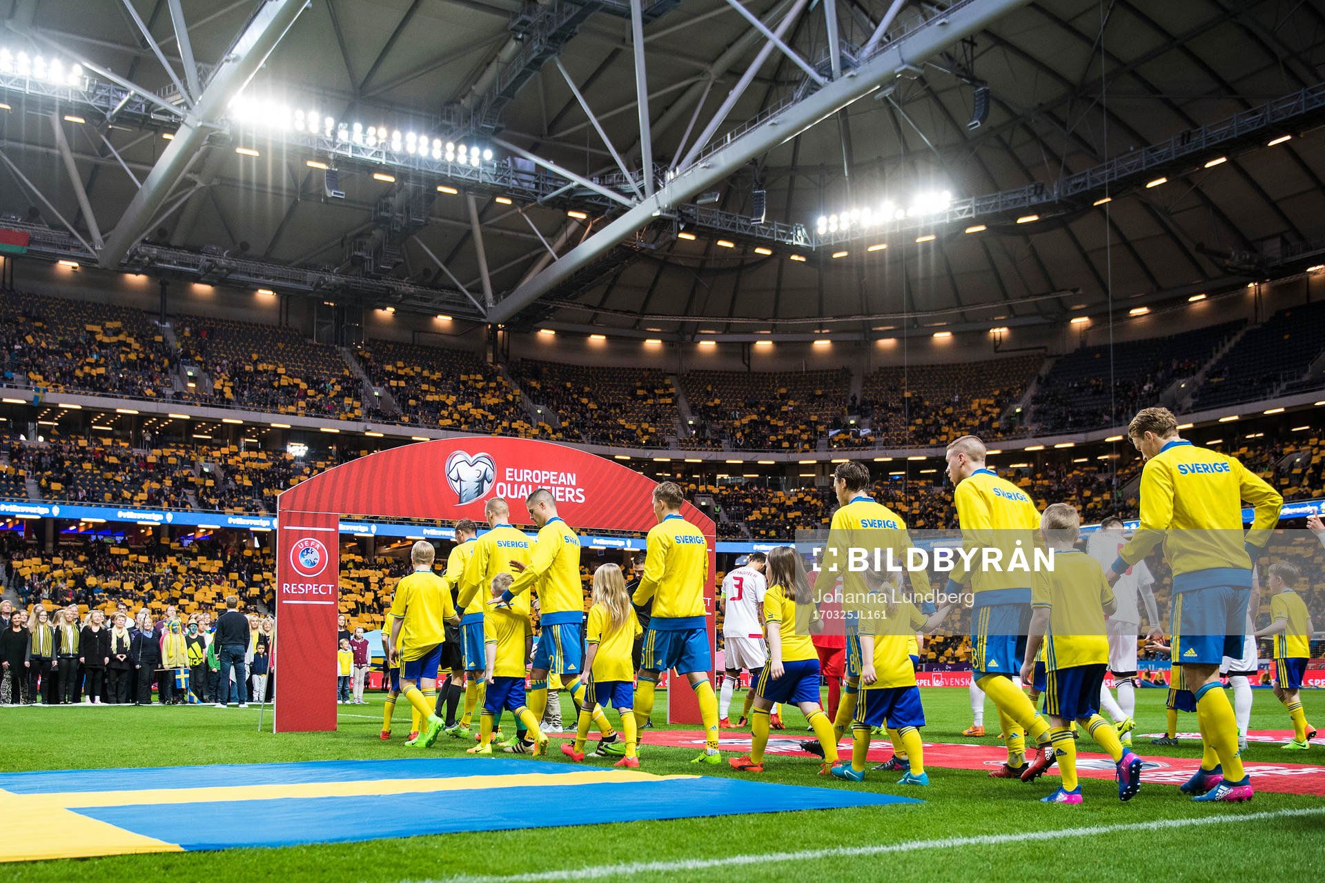 Sveriges spelare går in på planen