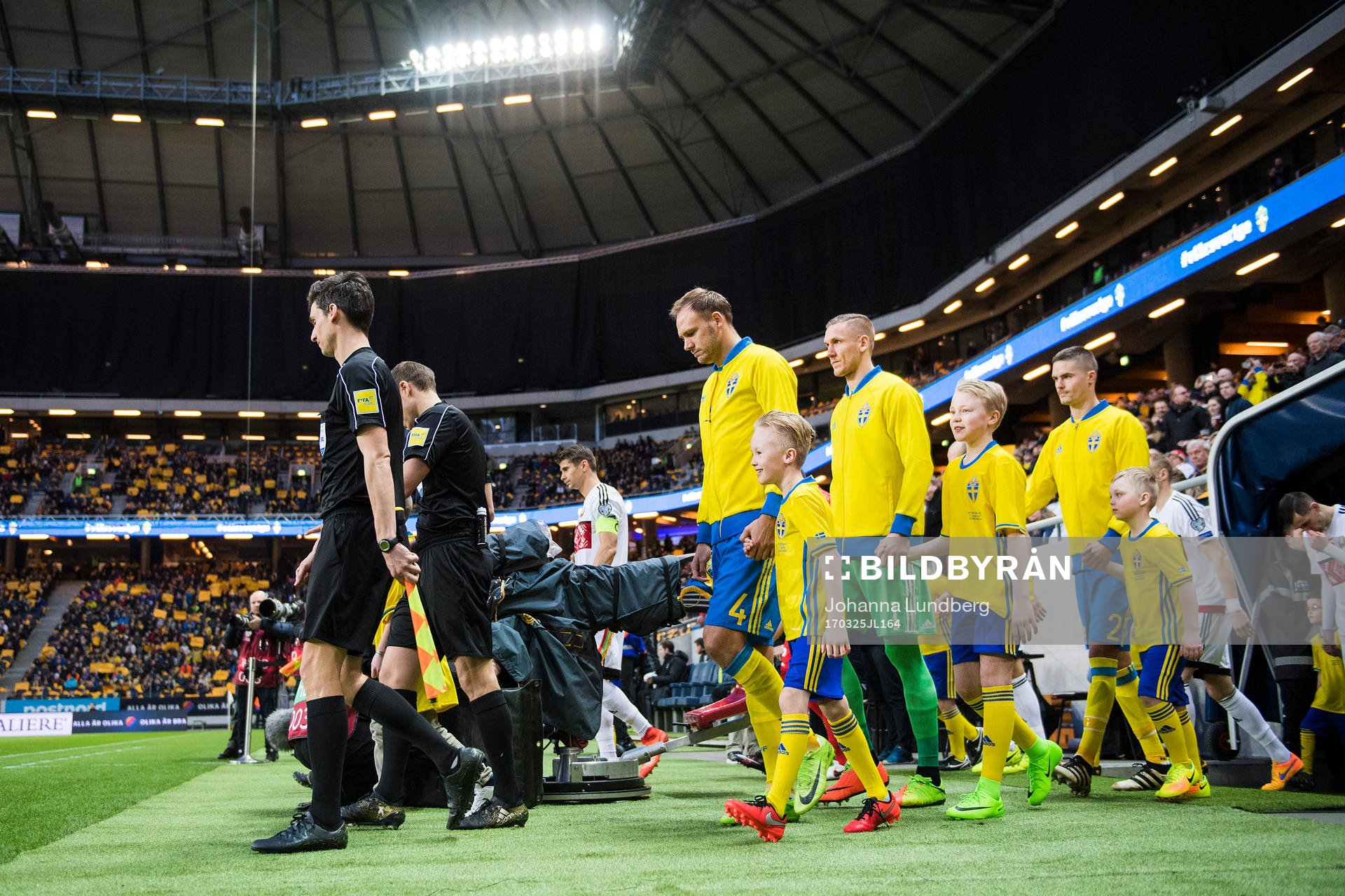 Sveriges Andreas Granqvist, målvakt Robin Olsen och Mikael