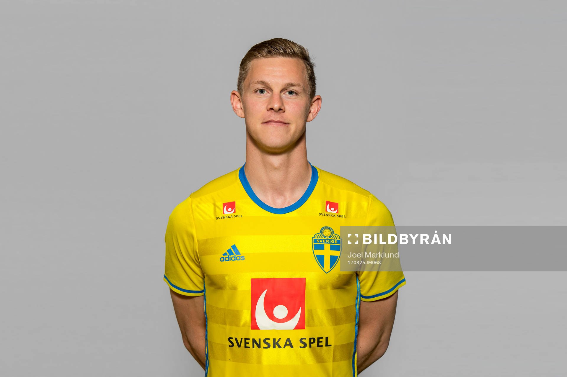 Emil Krafth, spelare i Sveriges fotbollslandslag, poserar för ett porträtt den 21 mars 2017 i Stockholm. Editors note: Bildens bakgrund är förlängd genom digital retusch.