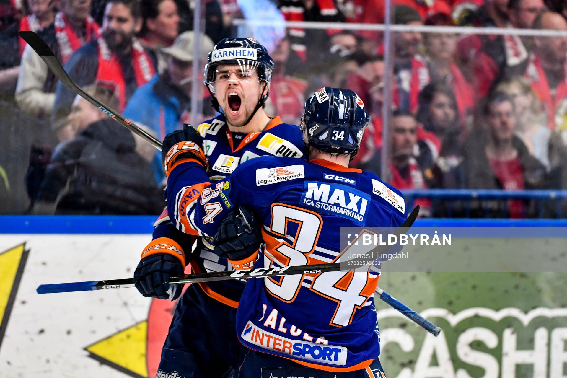 Växjös Emil Pettersson jublar med Olli Palola