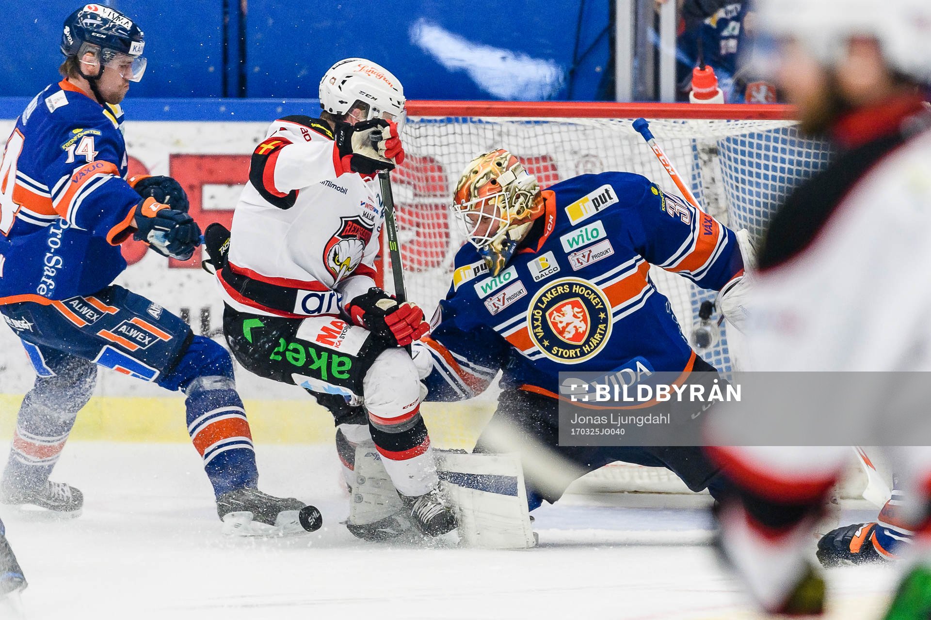 Malmö Redhawks Nicklas Jadeland oroar framför Växjös