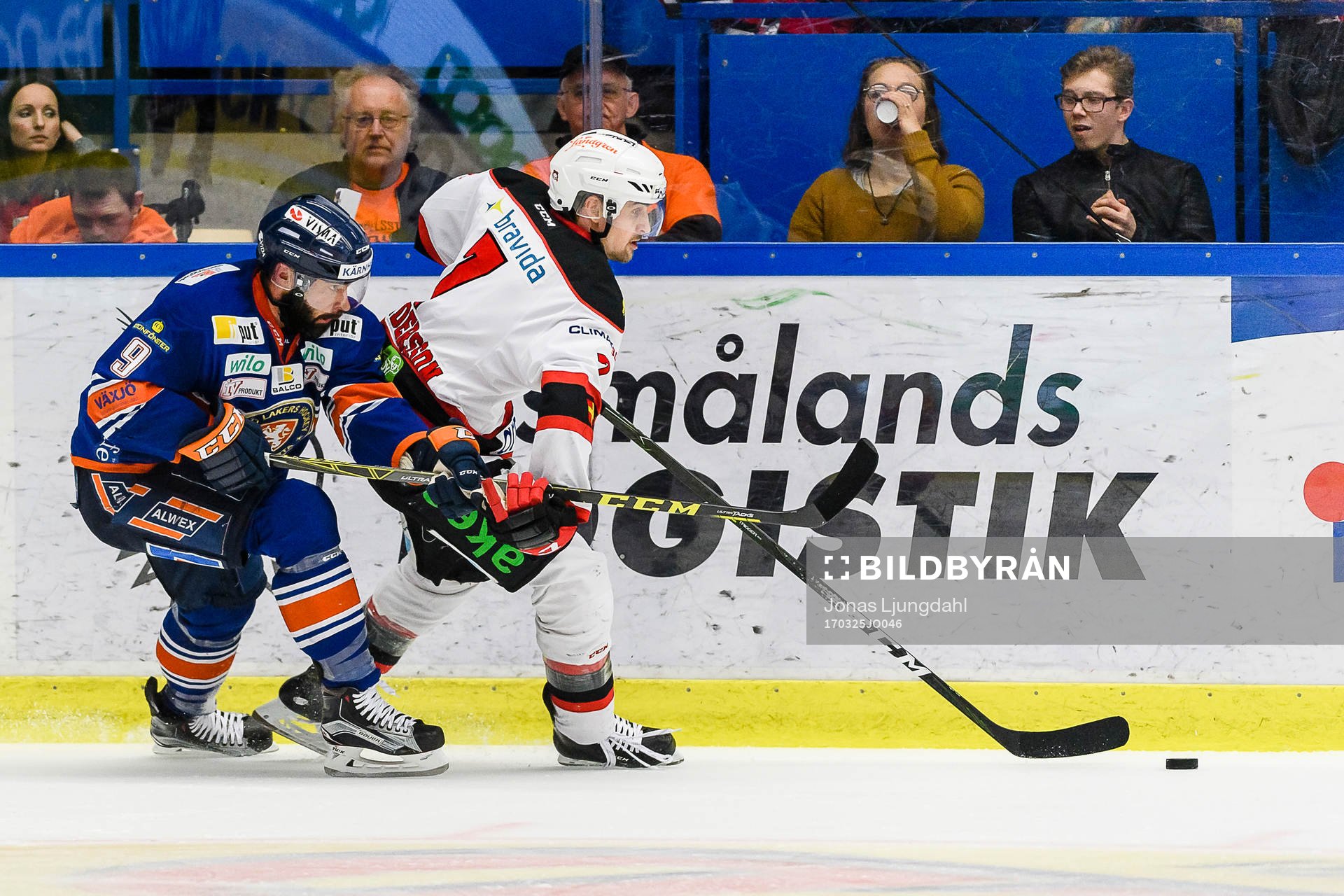 Malmö Redhawks Nils Andersson jagas av Växjös Josh
