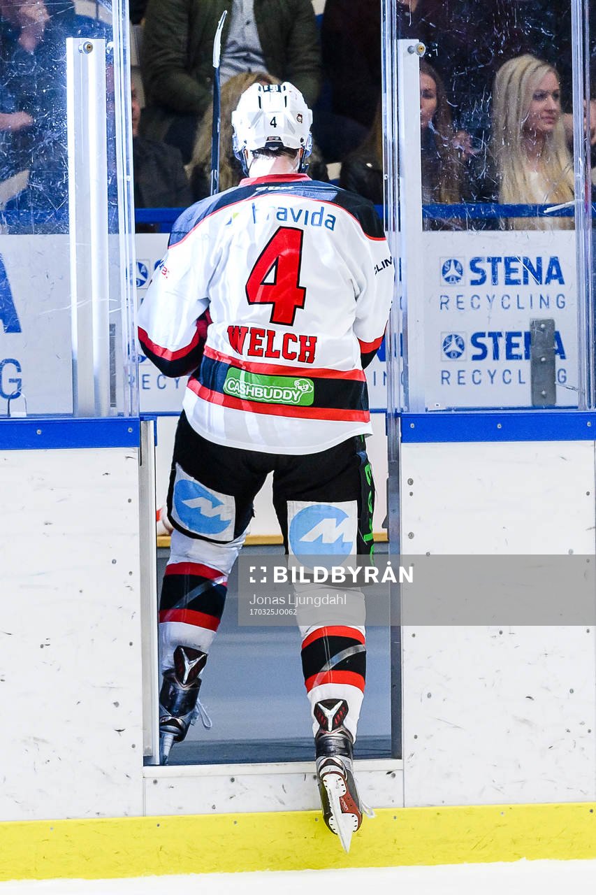 Malmö Redhawks Noah Welch på väg till utvisningsbåset