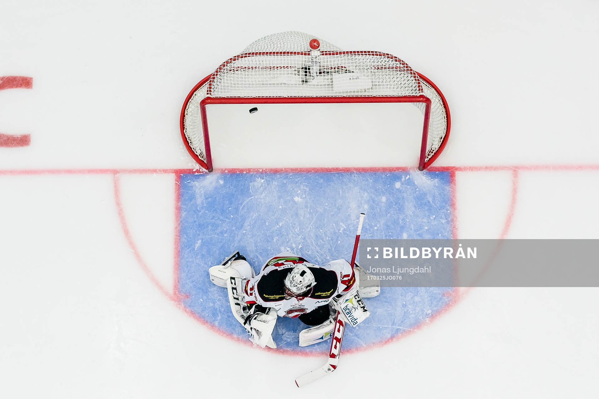 Växjös Emil Pettersson (ej i bild) skjuter pucken i mål