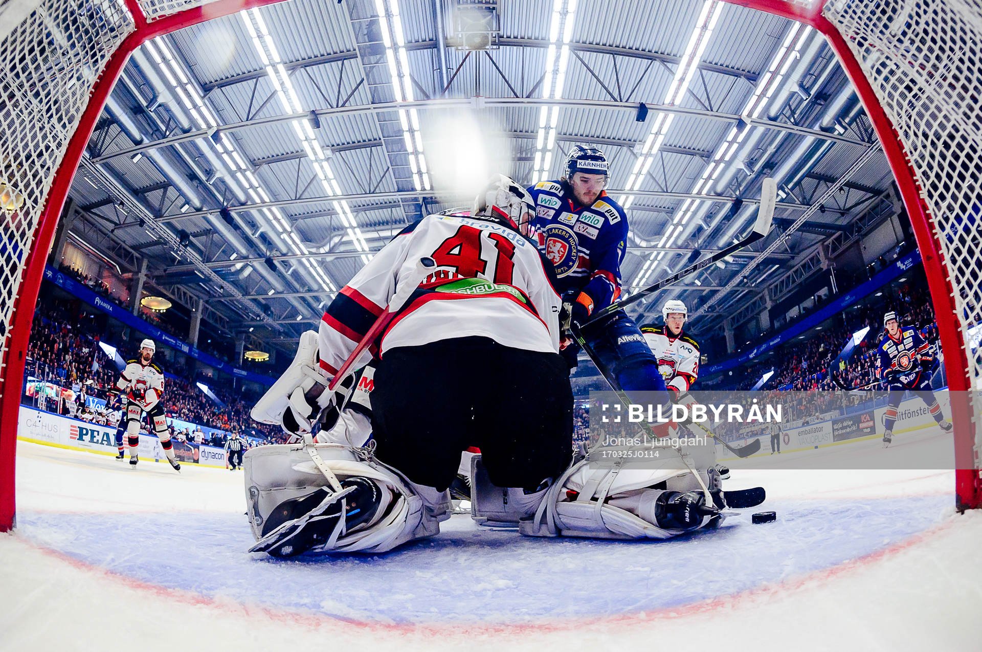 Växjös Dennis Everberg oroar framför Malmö Redhawks