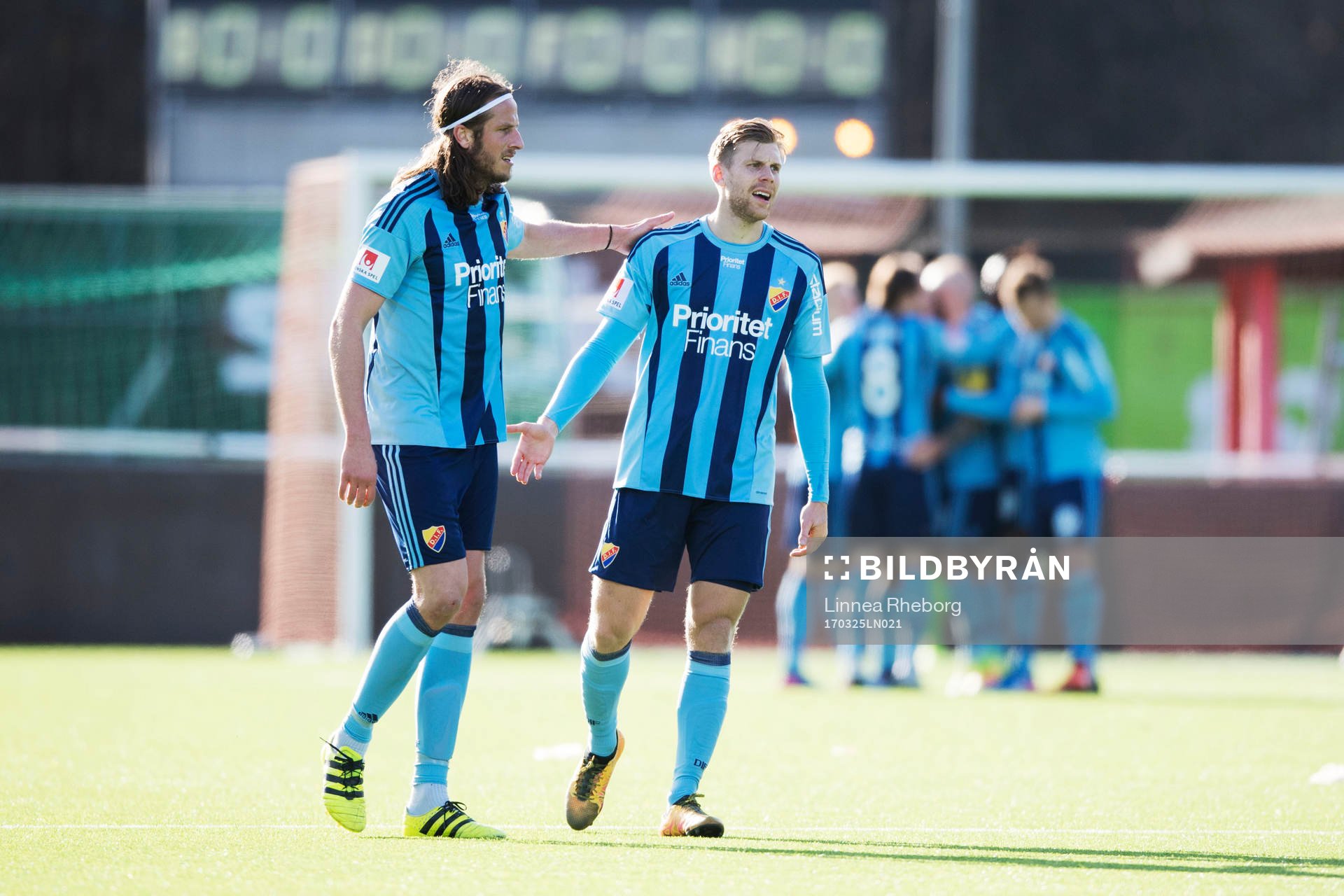 Djurgårdens Jonas Olsson och Niklas Gunnarsson jublar