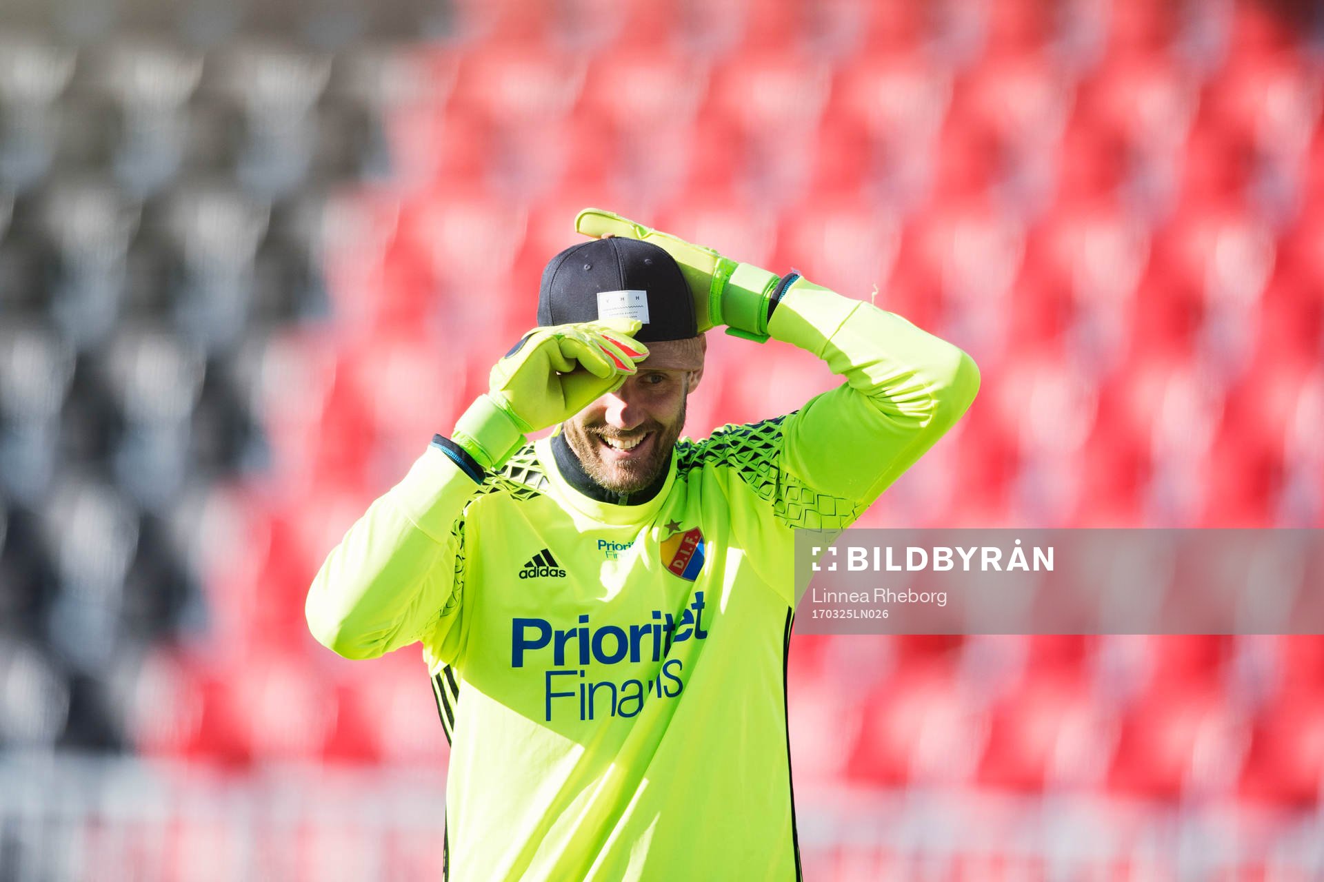 Djurgårdens målvakt Andreas Isaksson lånar en keps från