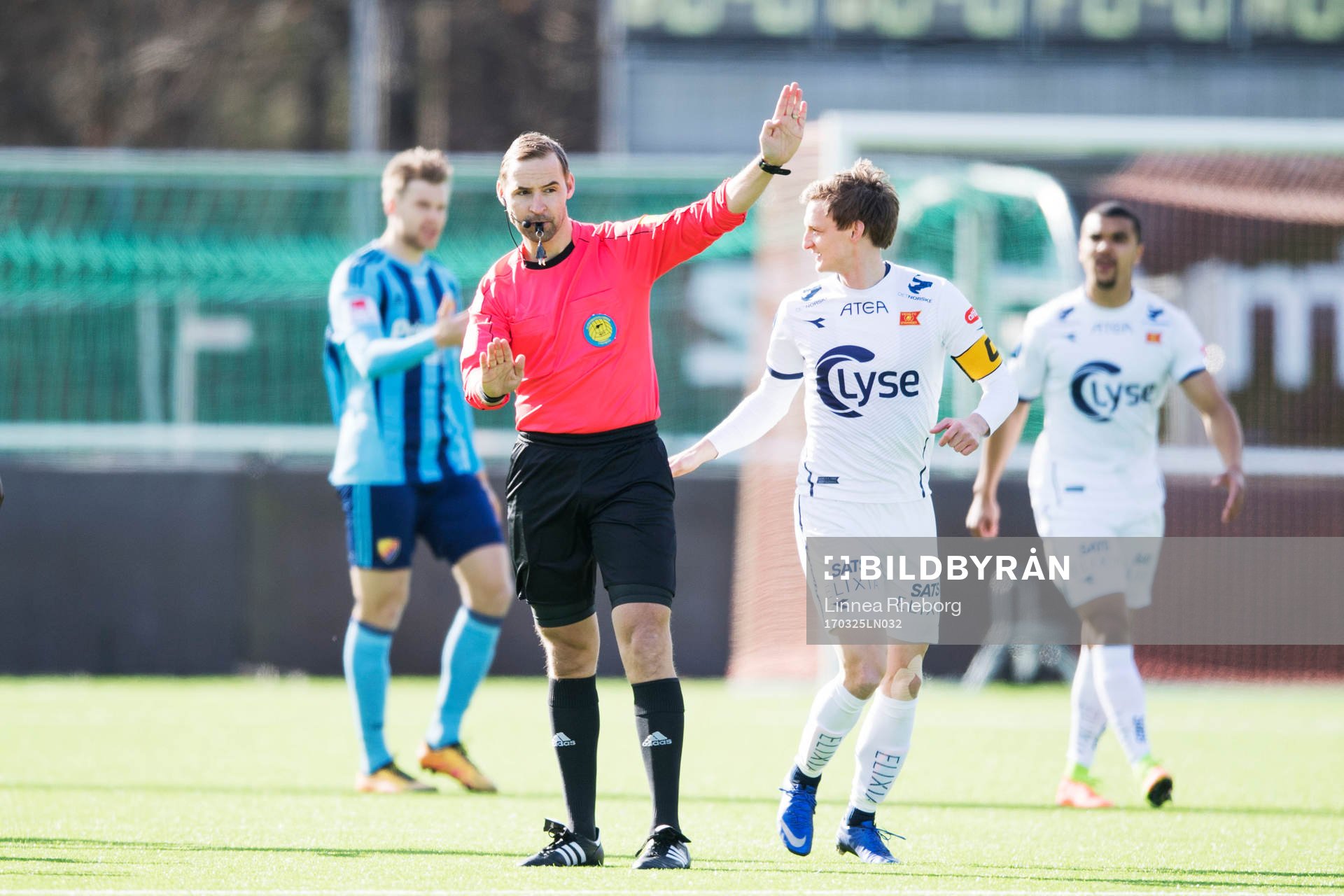 Domare Jim Petersson och Viking Stavangers André Danielsen