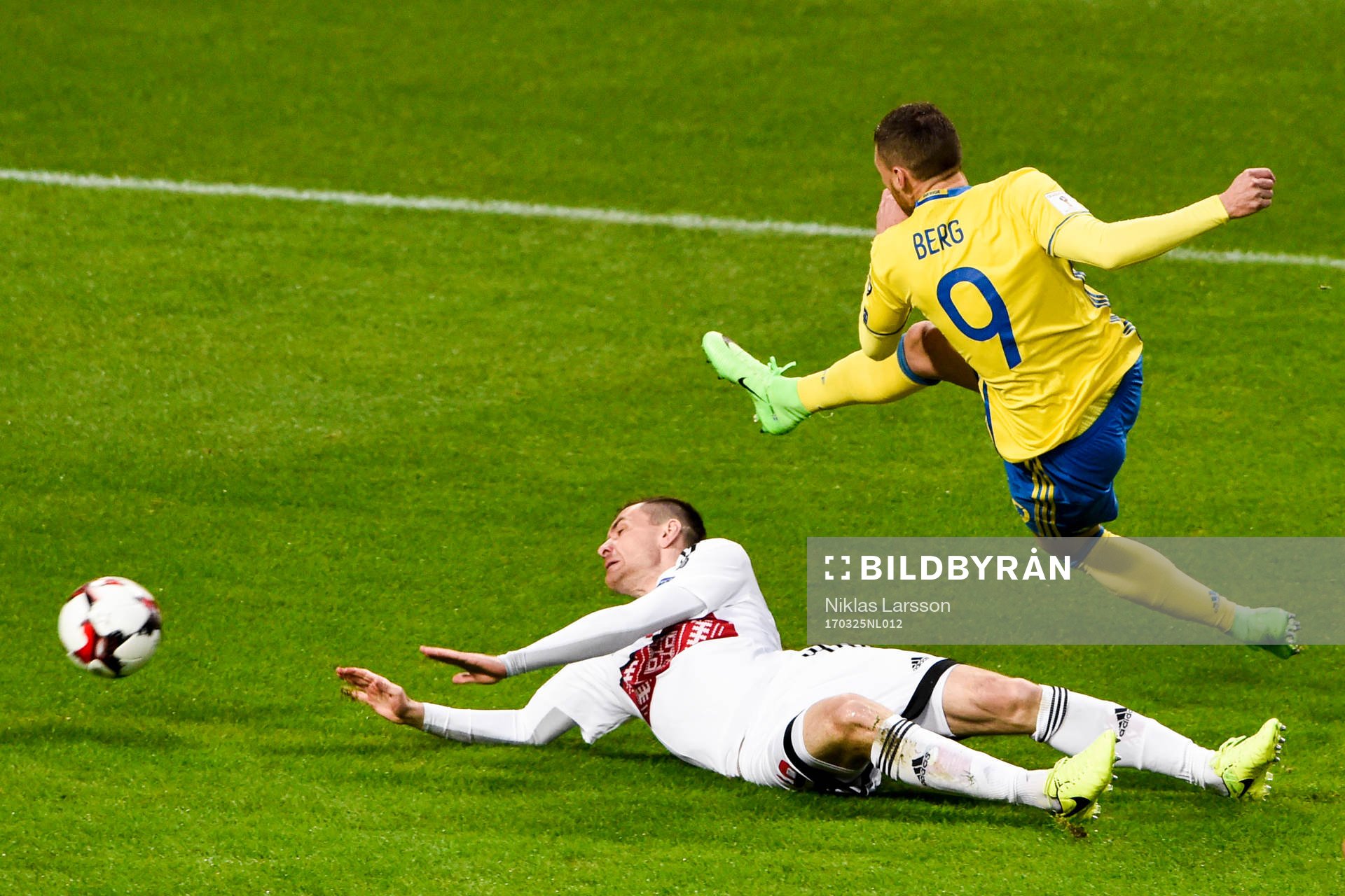 Sveriges Marcus Berg skjuter och Belarus Denis Polyakov
