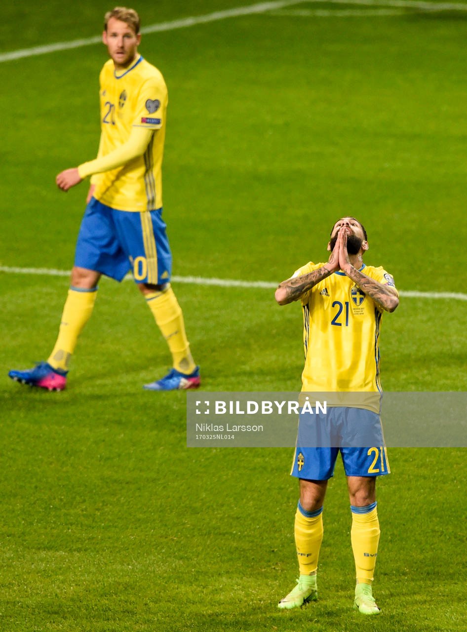 Sveriges Jimmy Durmaz och Ola Toivonen deppar