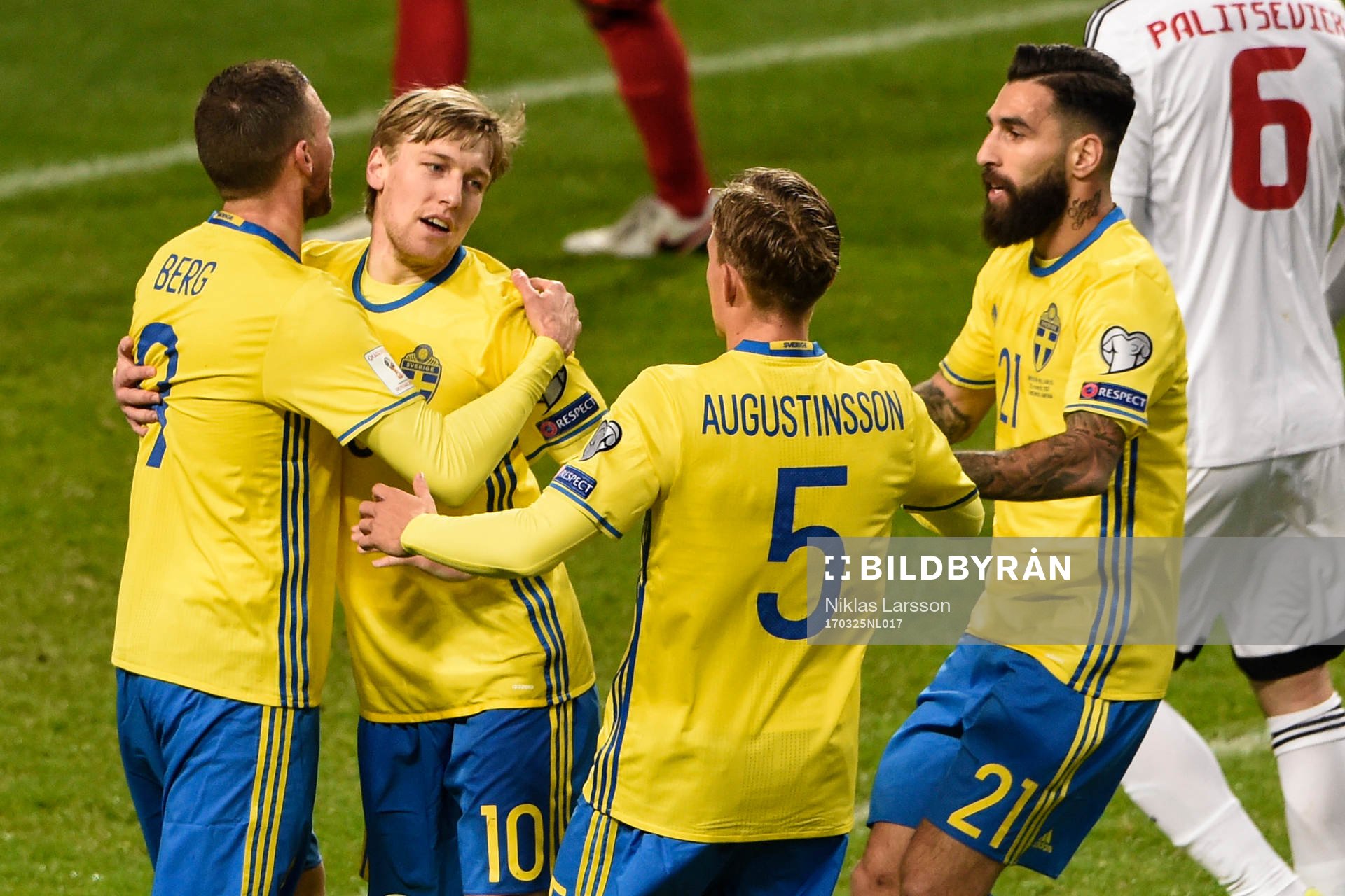 Sveriges Emil Forsberg jublar med lagkamrater