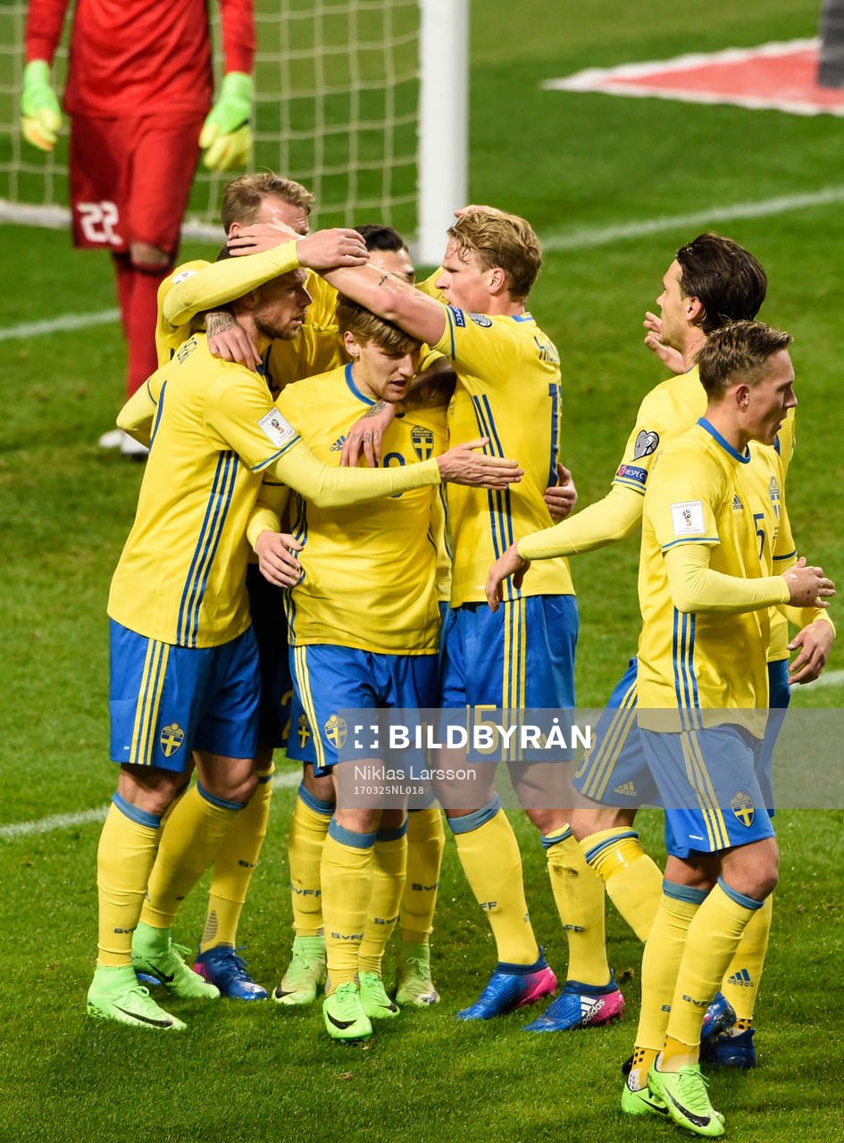 Sveriges Emil Forsberg jublar med lagkamrater