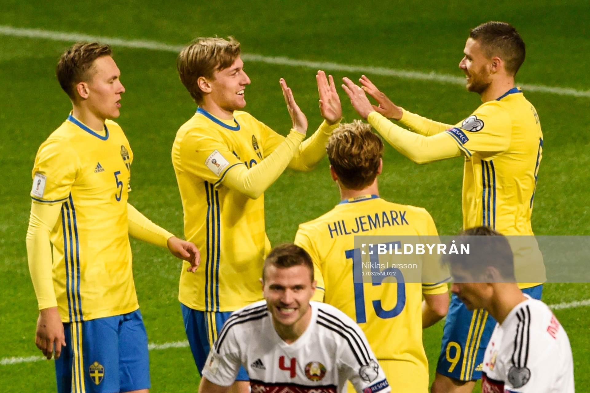 Sveriges Emil Forsberg jublar med Marcus Berg