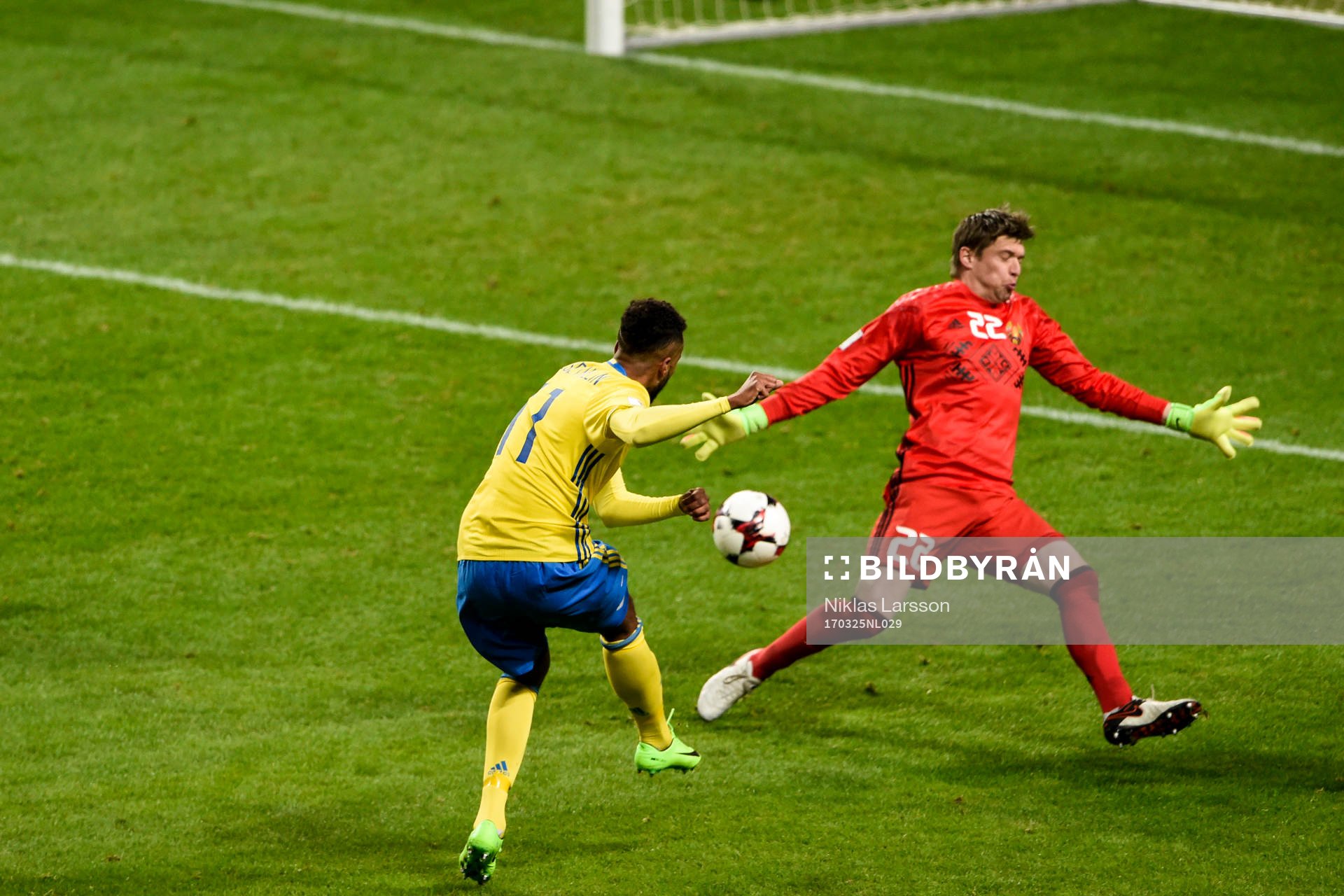 Sveriges Isaac Kiese Thelin gör 4-0 bakom Belarus målvakt
