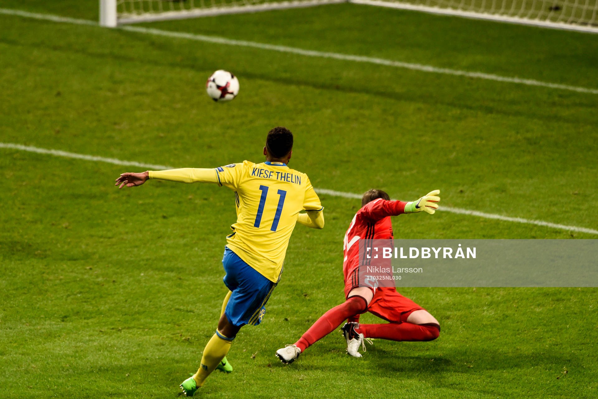 Sveriges Isaac Kiese Thelin gör 4-0 bakom Belarus målvakt Andrei Gorbunov under fotbollsmatchen i VM-kvalet mellan Sverige och Belarus den 25 mars 2017 i Stockholm.