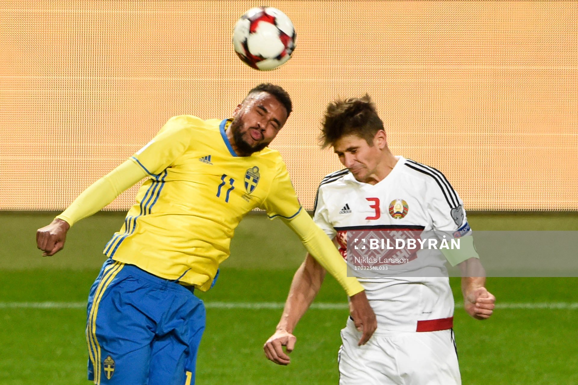 Sveriges Isaac Kiese Thelin i nickduell med Belarus