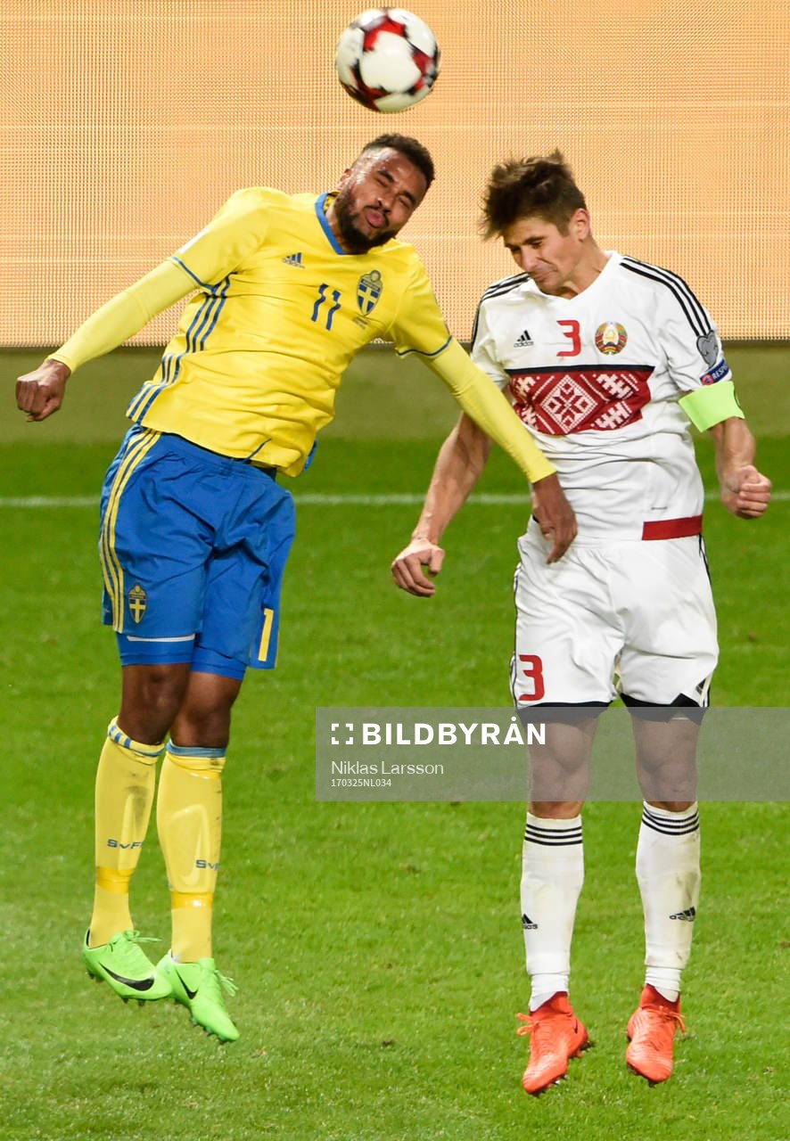 Sveriges Isaac Kiese Thelin i nickduell med Belarus