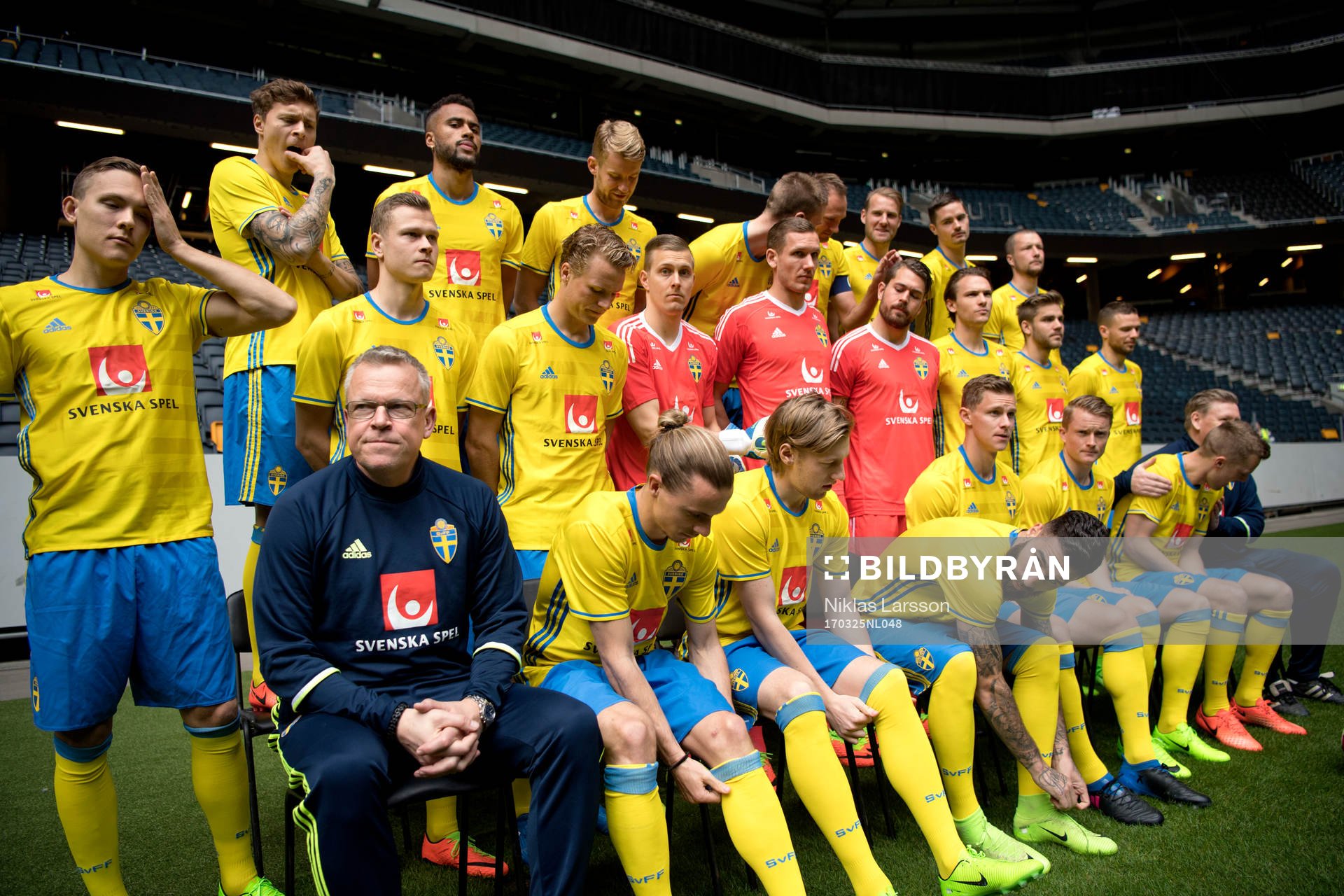 Spelare och ledare i Sveriges fotbollslandslag gör sig