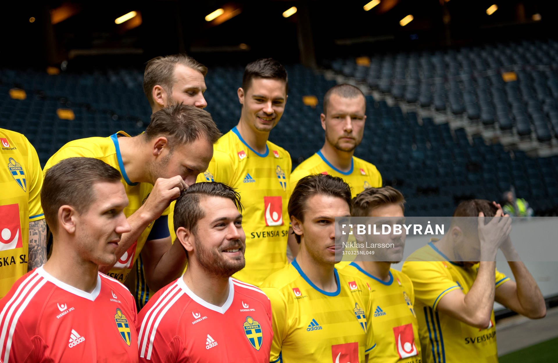 Spelare och ledare i Sveriges fotbollslandslag gör sig