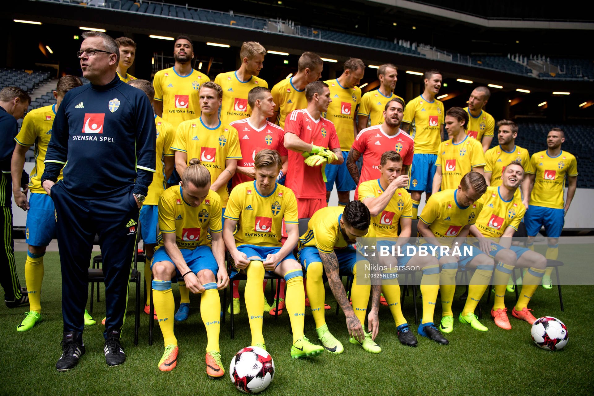 Spelare och ledare i Sveriges fotbollslandslag gör sig