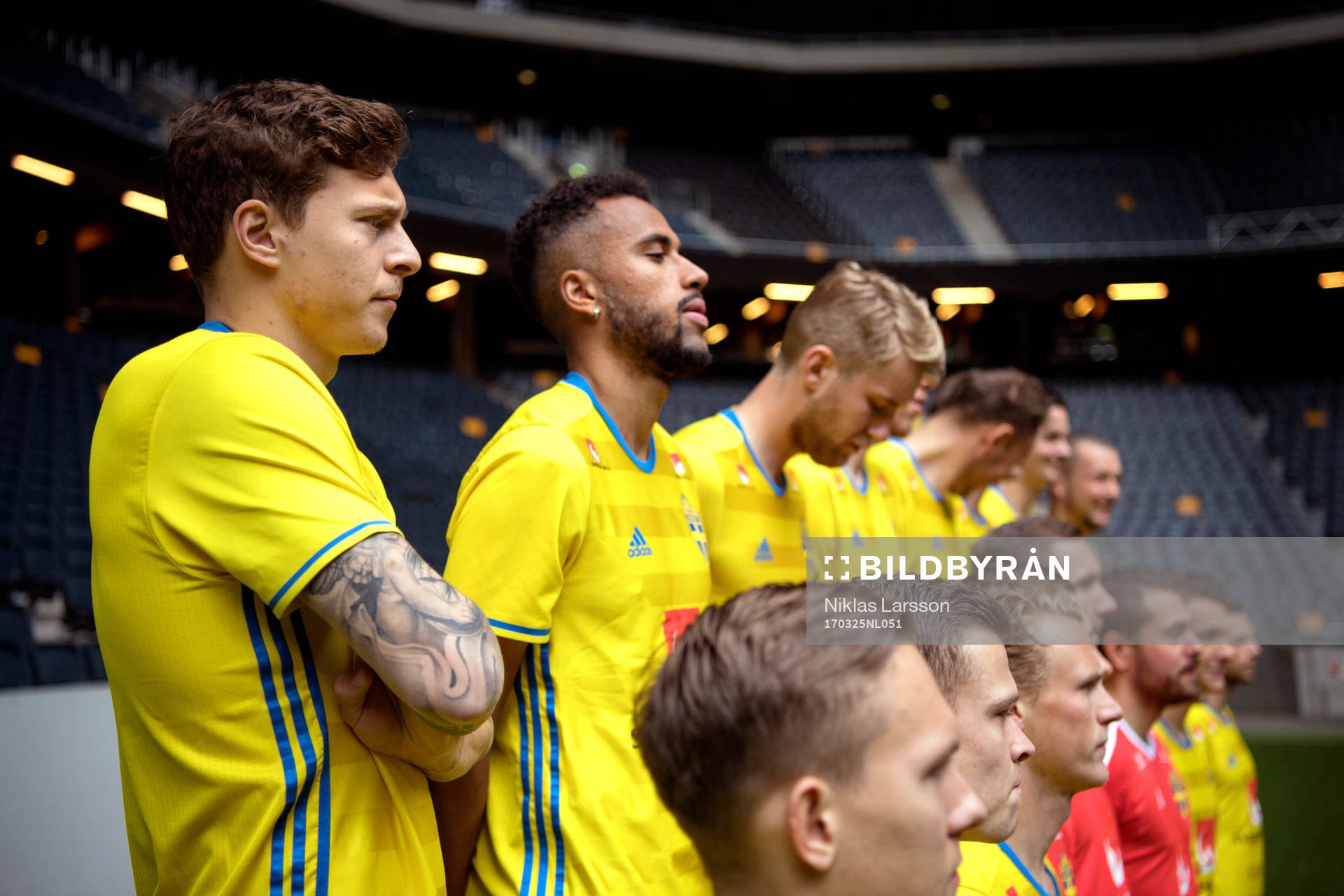 Spelare och ledare i Sveriges fotbollslandslag gör sig