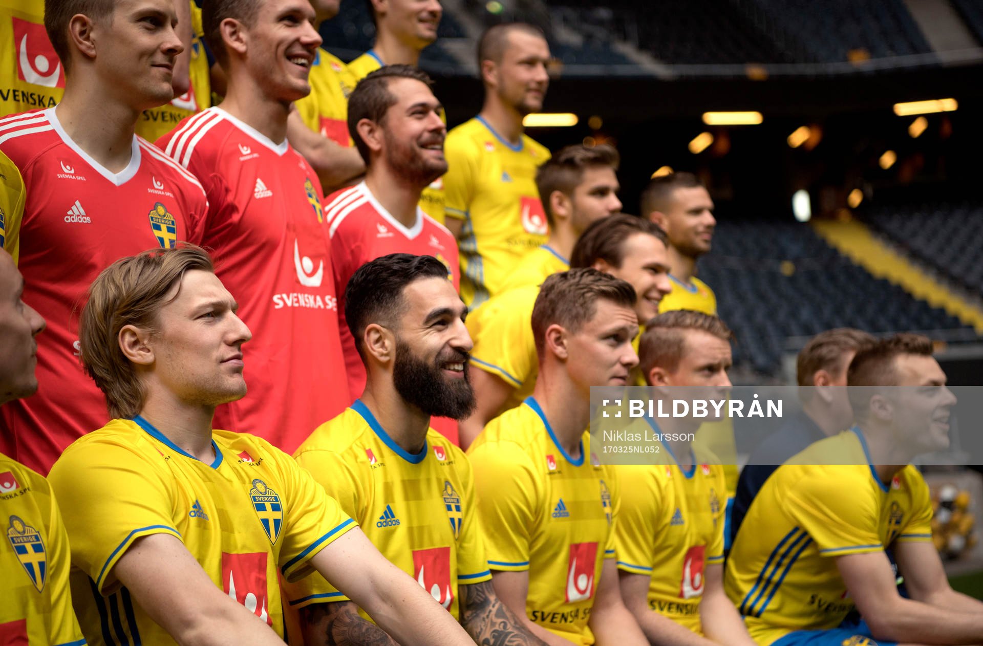 Spelare och ledare i Sveriges fotbollslandslag gör sig