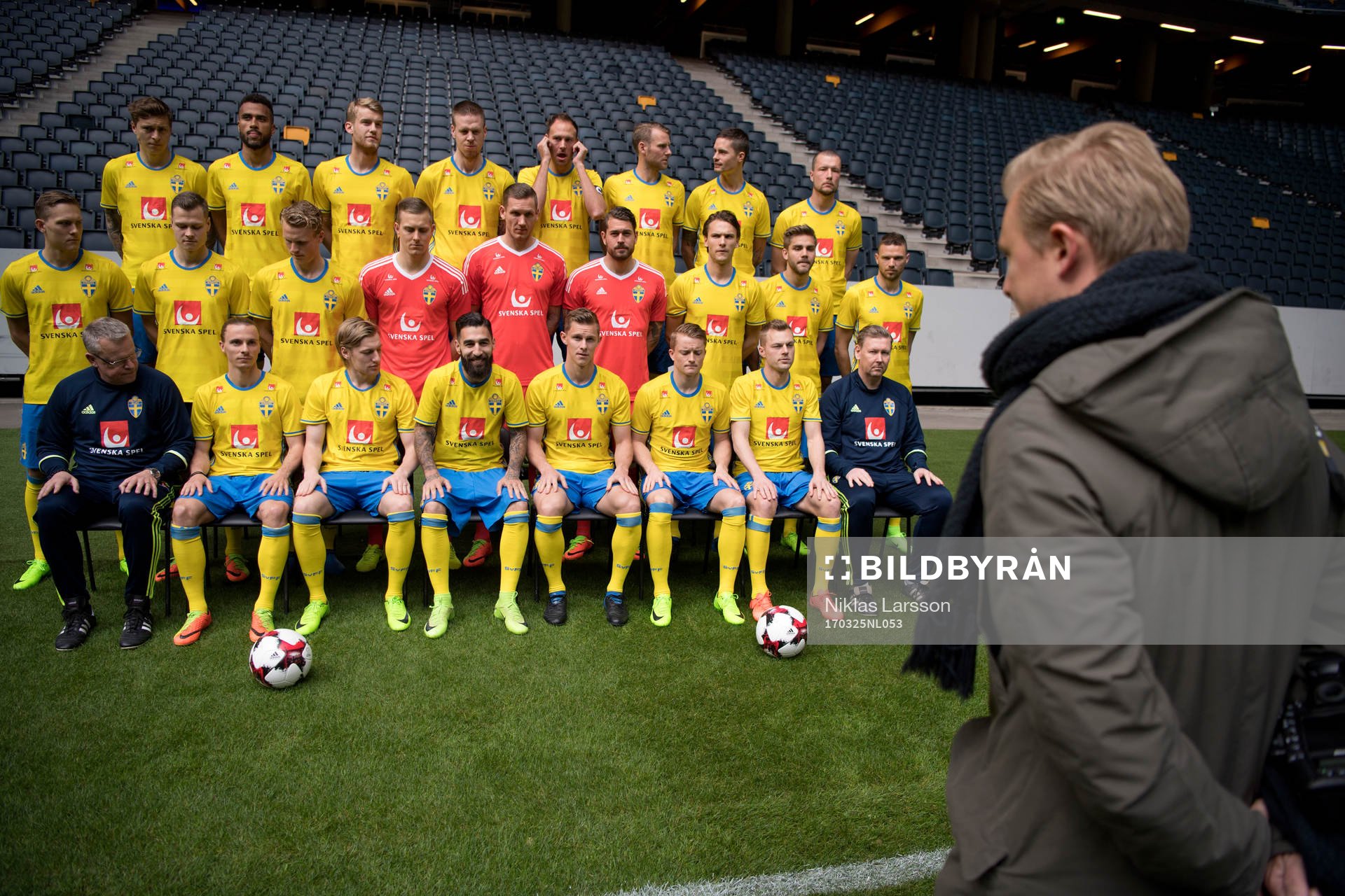 Spelare och ledare i Sveriges fotbollslandslag gör sig