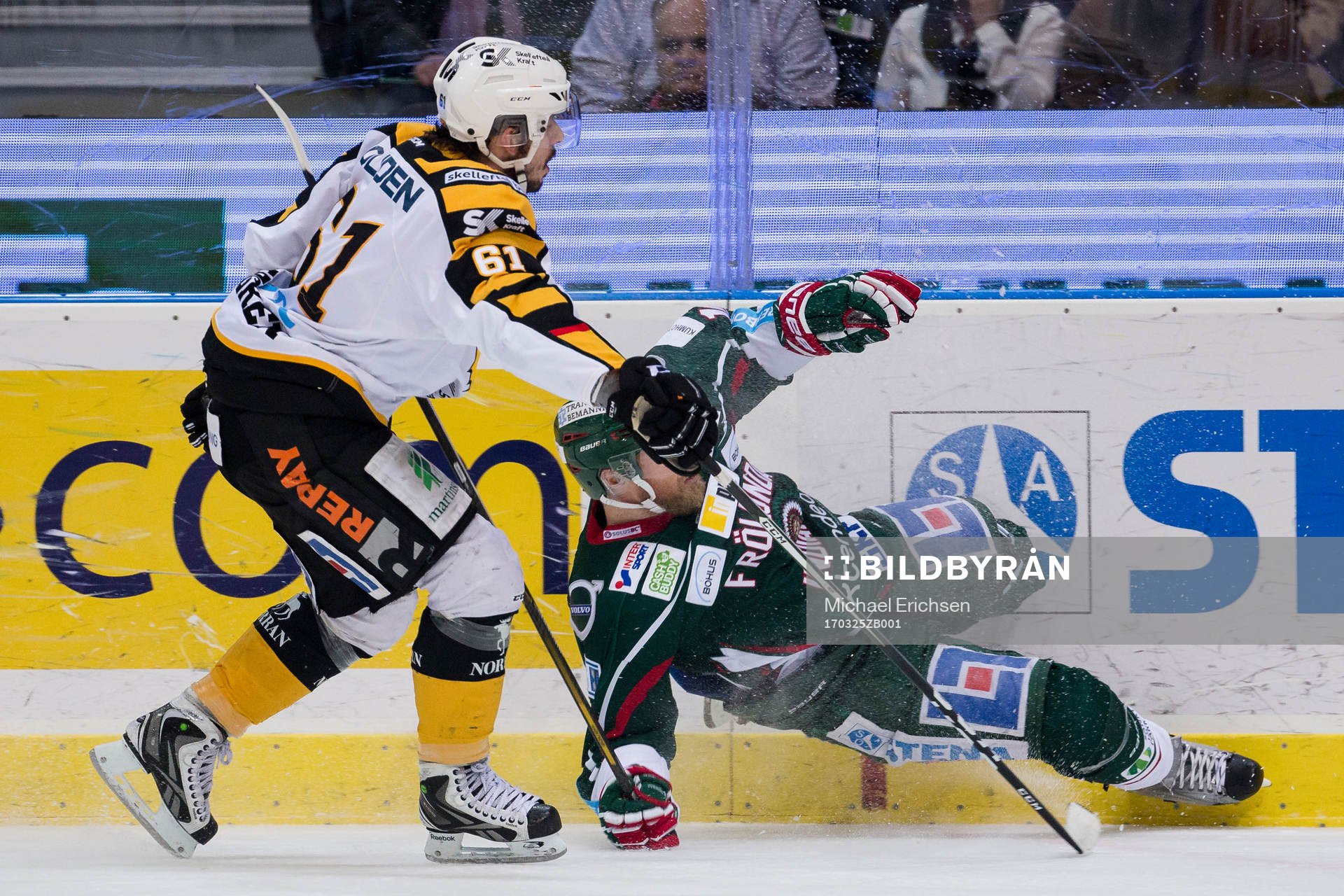 Skellefteås Fredrik Lindgren tacklar Frölundas Sean