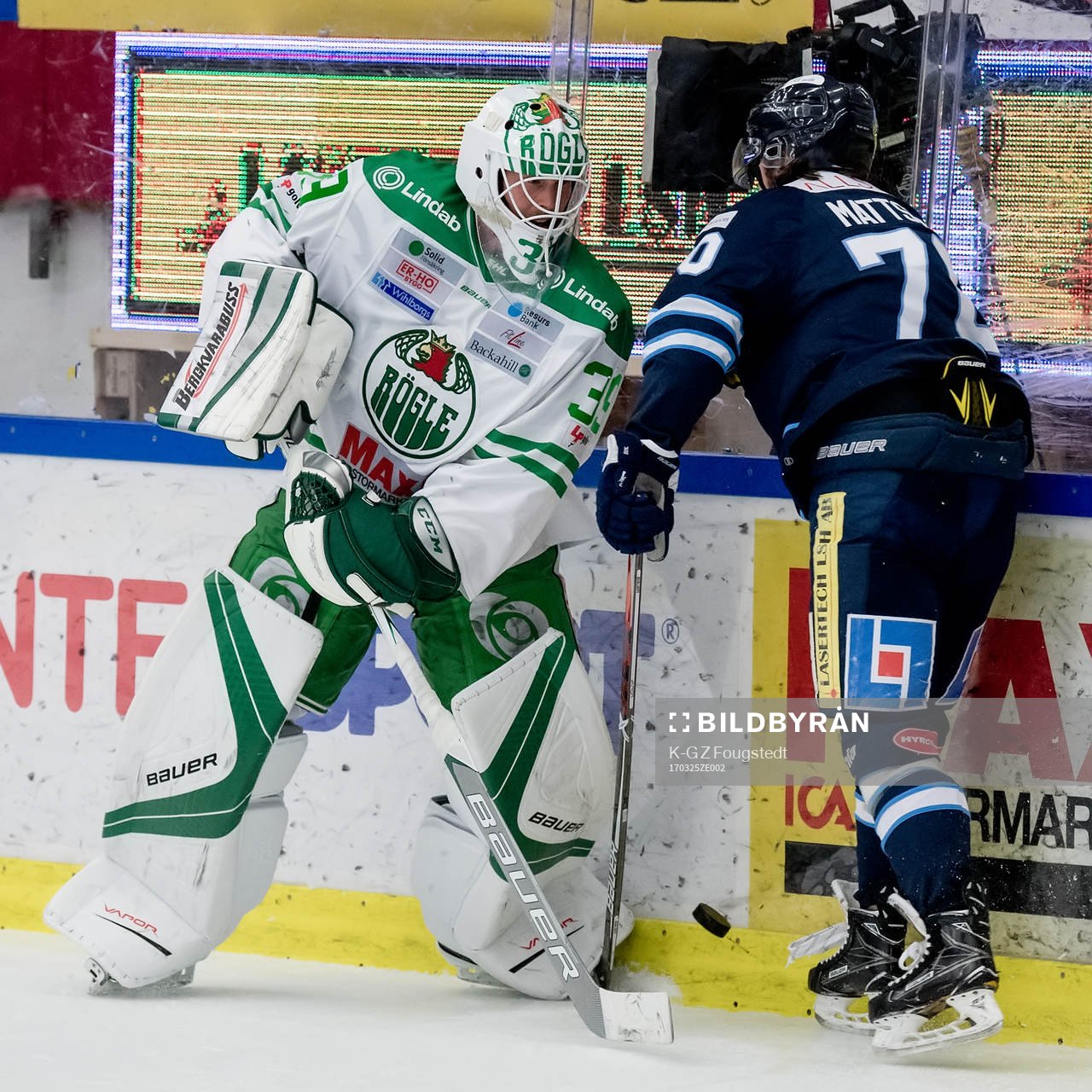 Rögles målvakt Anders Lindbäck och Karlskogas Simon